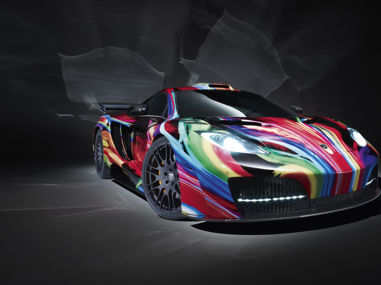 Спортивный автомобиль Hamann MemoR с разноцветной графикой