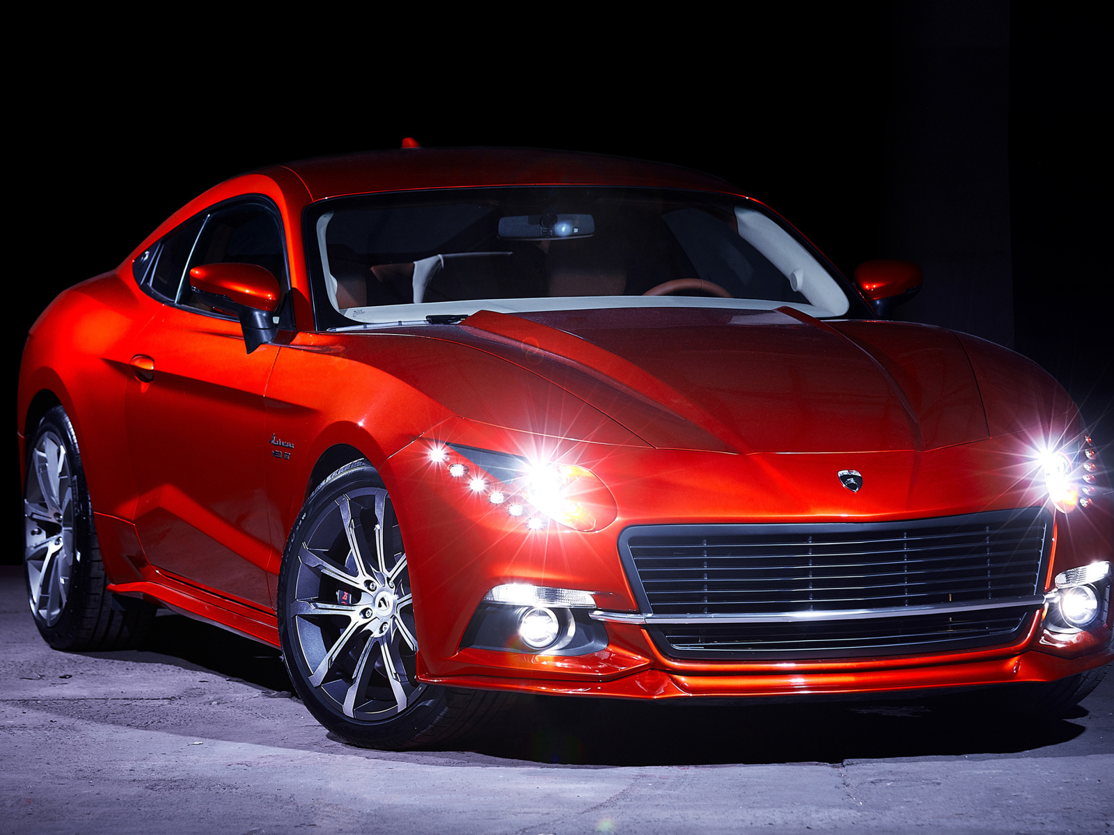 Красный автомобиль Warszawa M20 GT 2018 года с включенными фарами