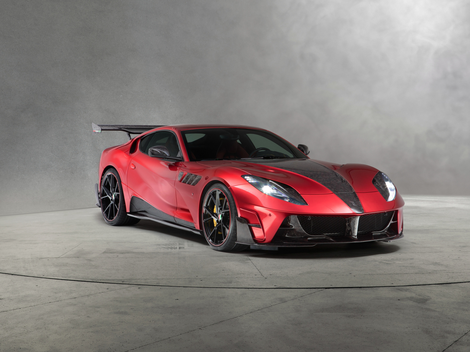 Красный быстрый автомобиль Mansory Stallone 2018 года