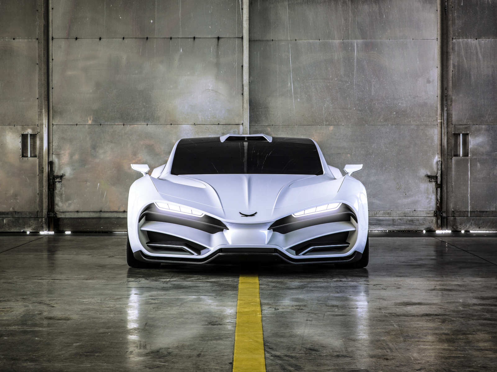 Белый автомобиль Milan Red Hypercar, 2018 вид спереди