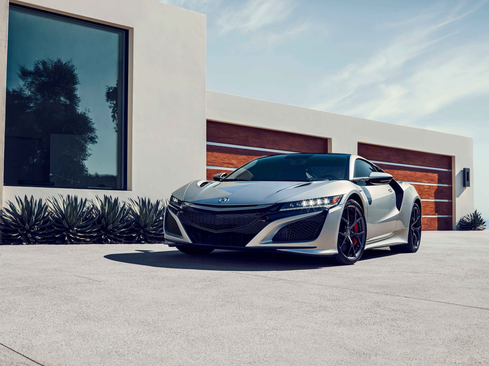 Серебристый спортивный автомобиль Acura NSX, 2019