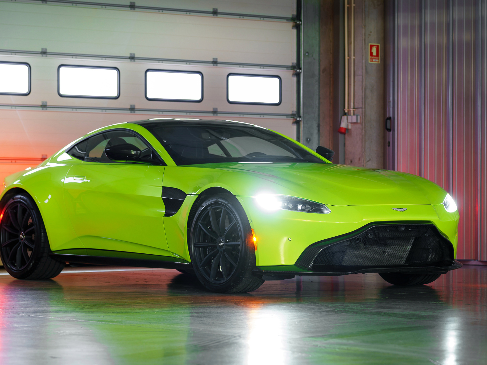 Салатовый автомобиль Aston Martin Vantage, 2019