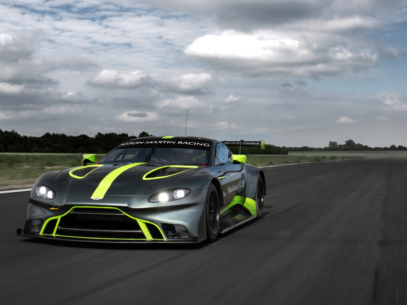 Спортивный автомобиль Aston Martin Vantage GT3, 2018 года на трассе