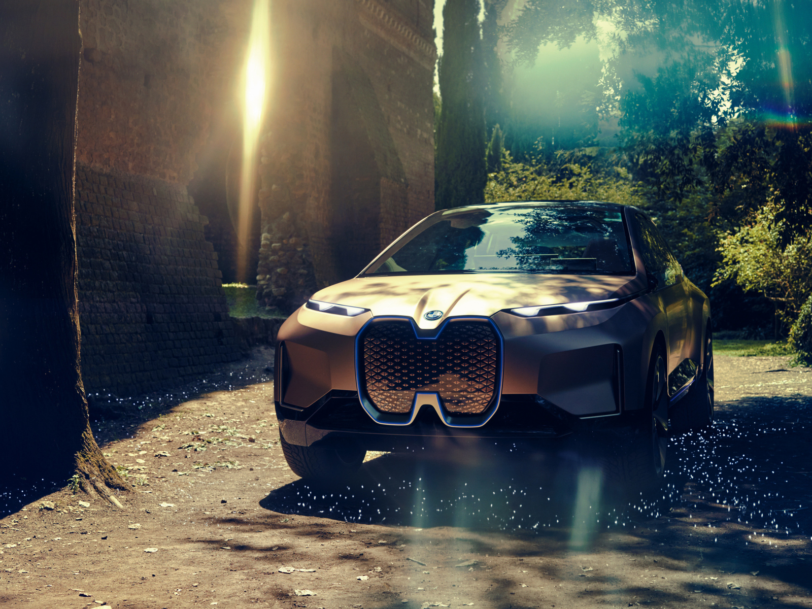 Внедорожник BMW Vision iNEXT едет по лесу