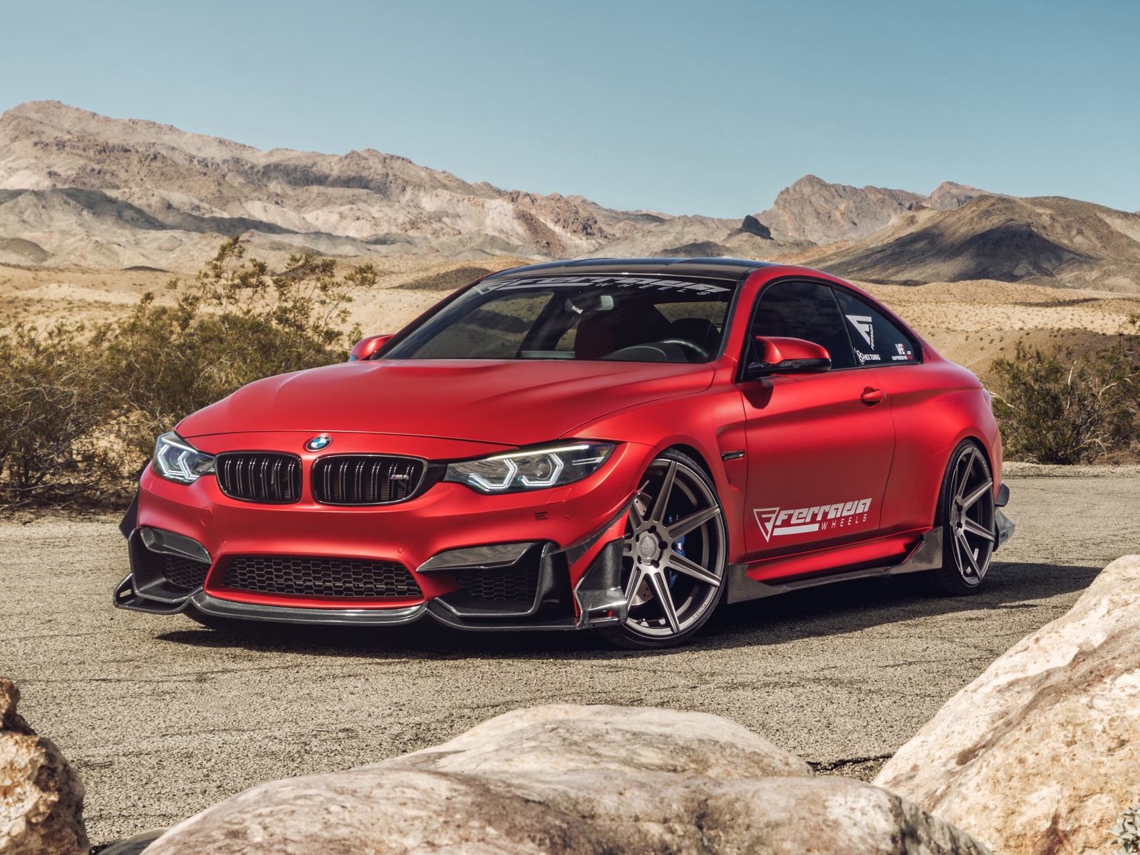Автомобиль Ferrada Red Matte BMW M4 на фоне гор