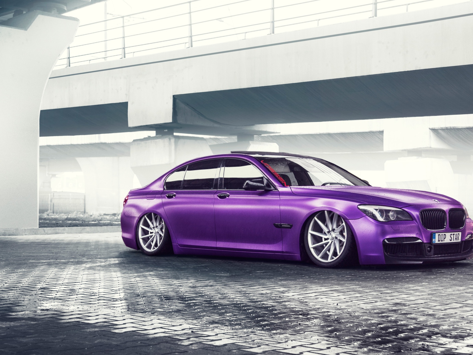 Фиолетовый автомобиль BMW 7 Series