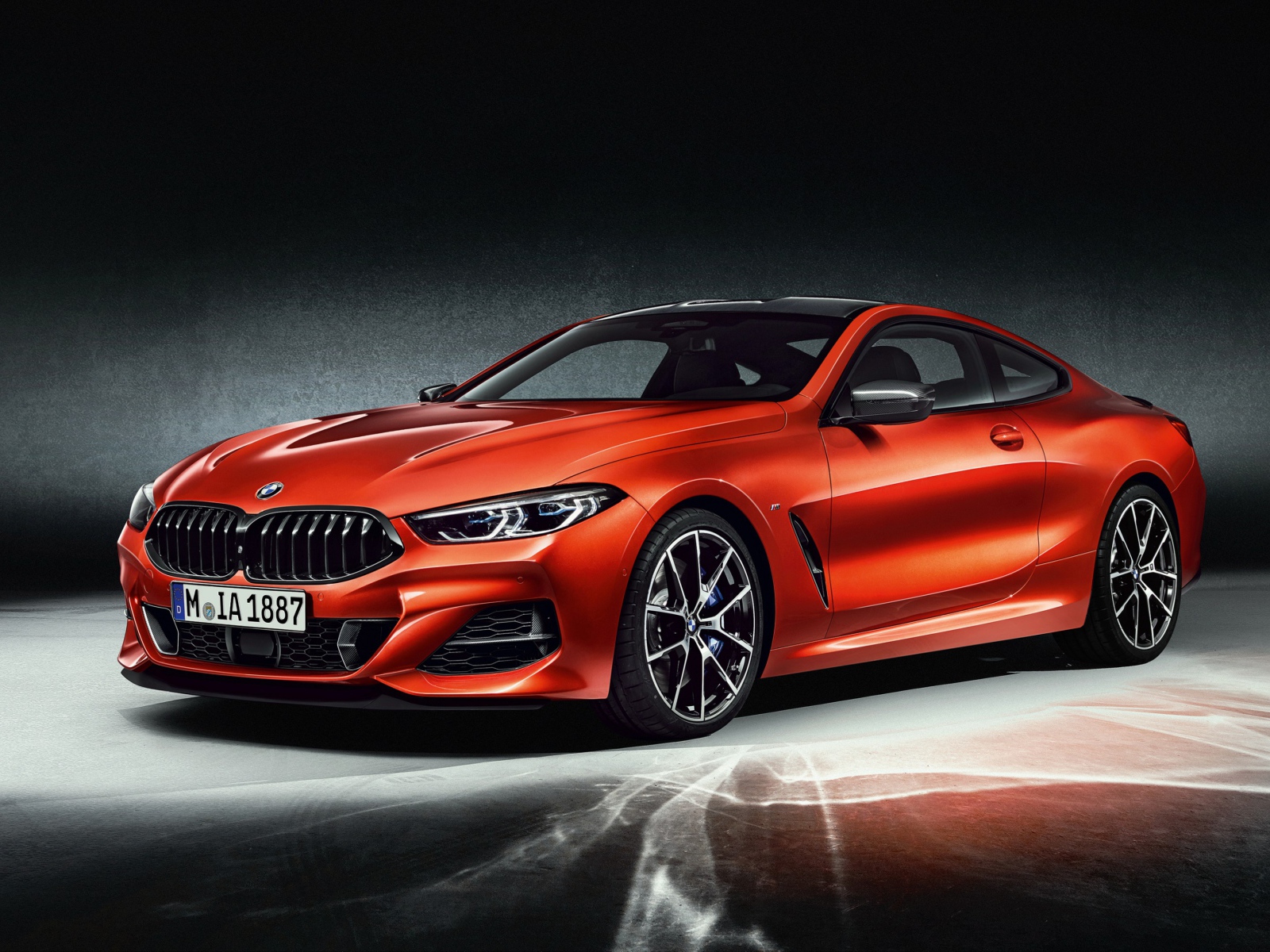 Красный быстрый автомобиль BMW M850i XDrive Carbon Package 2018