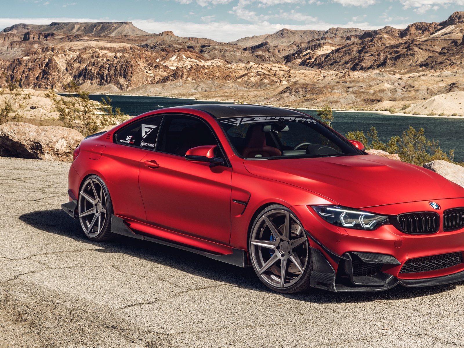 Красный спортивный автомобиль Ferrada Red Matte BMW M4