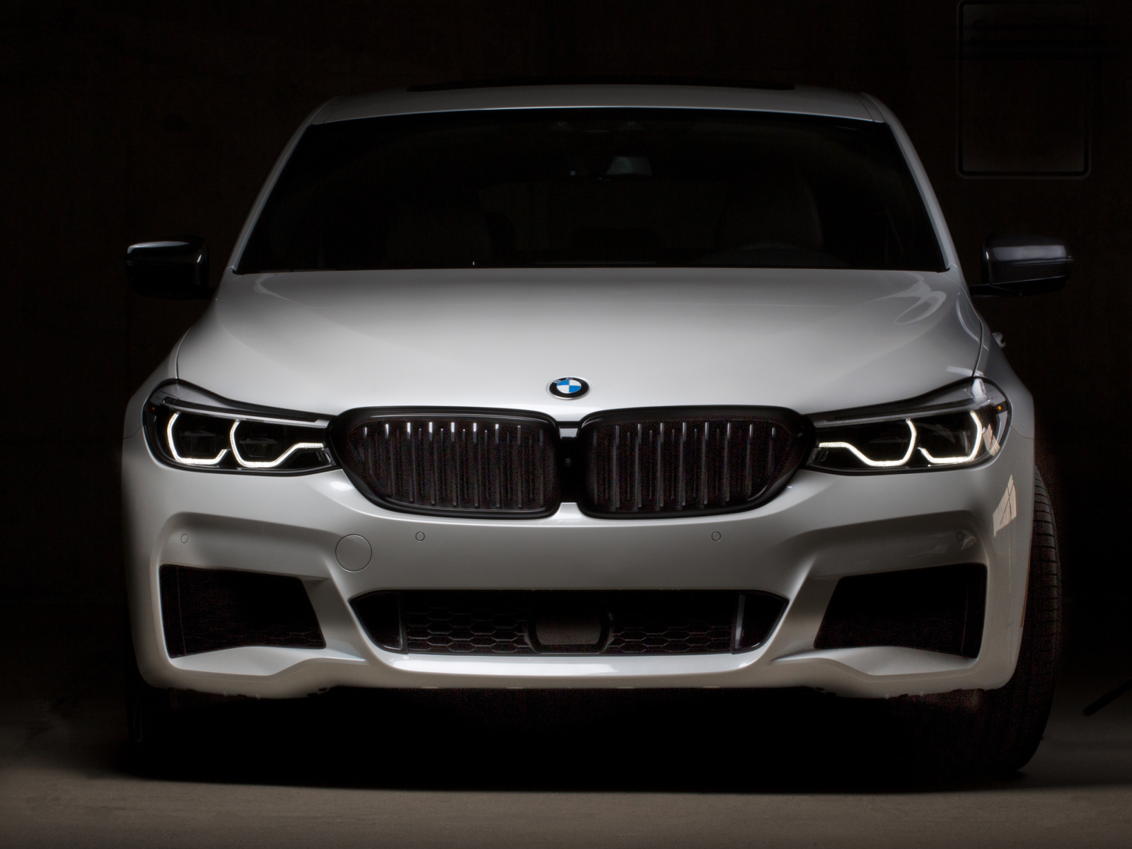 Белый автомобиль BMW 640i GranTurismo, 2018 вид спереди