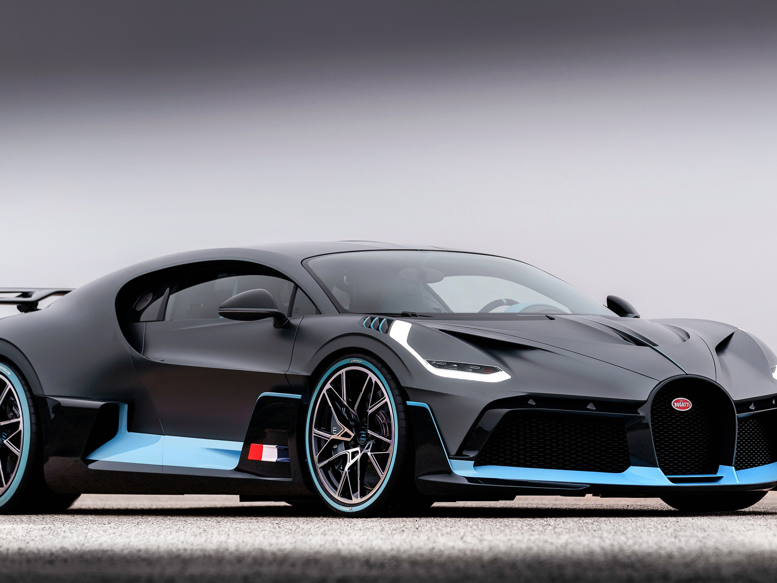 Черный спортивный автомобиль Bugatti Divo, 2018 года на сером фоне