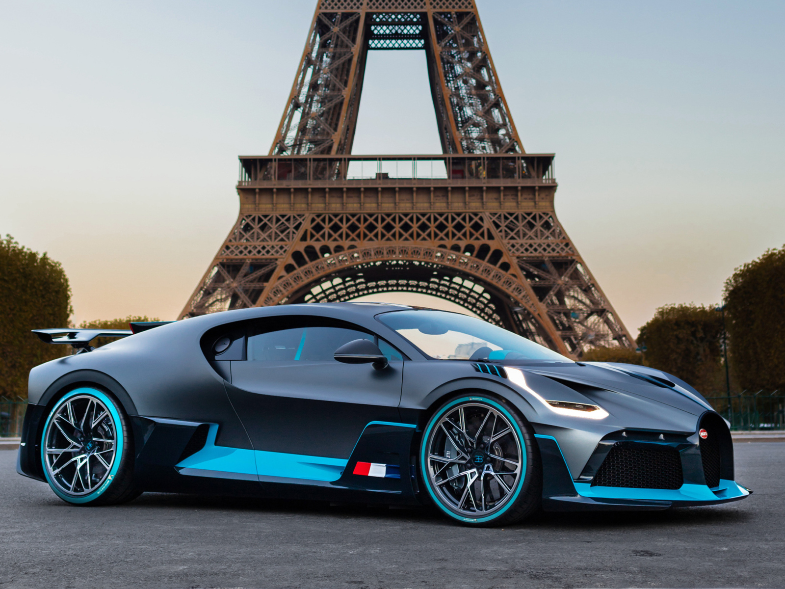 Спортивный автомобиль Bugatti Divo  на фоне Эйфелевой башни