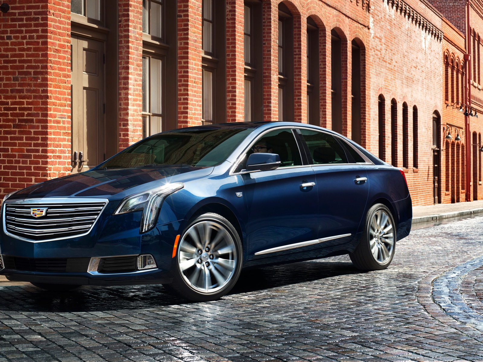 Синий стильный автомобиль Cadillac XTS, 2017