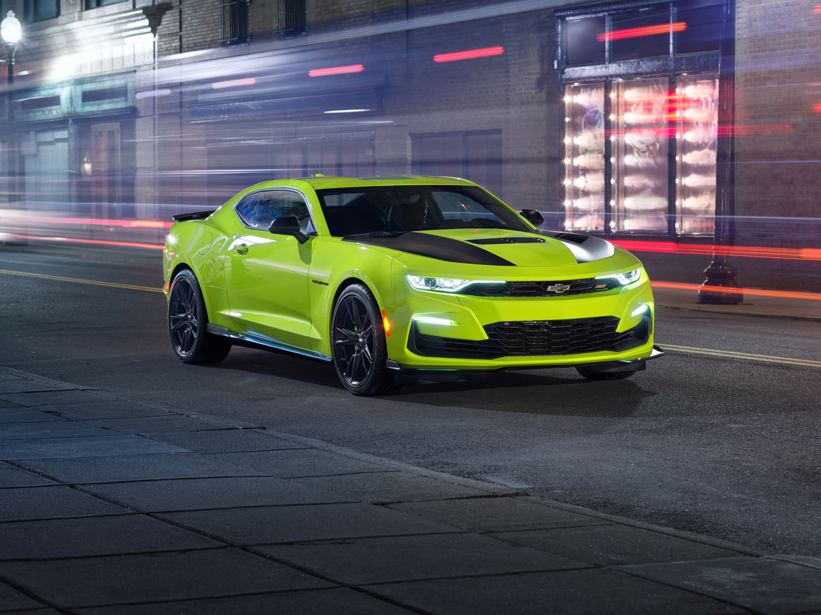 Салатовый автомобиль Chevrolet Camaro SS Shock