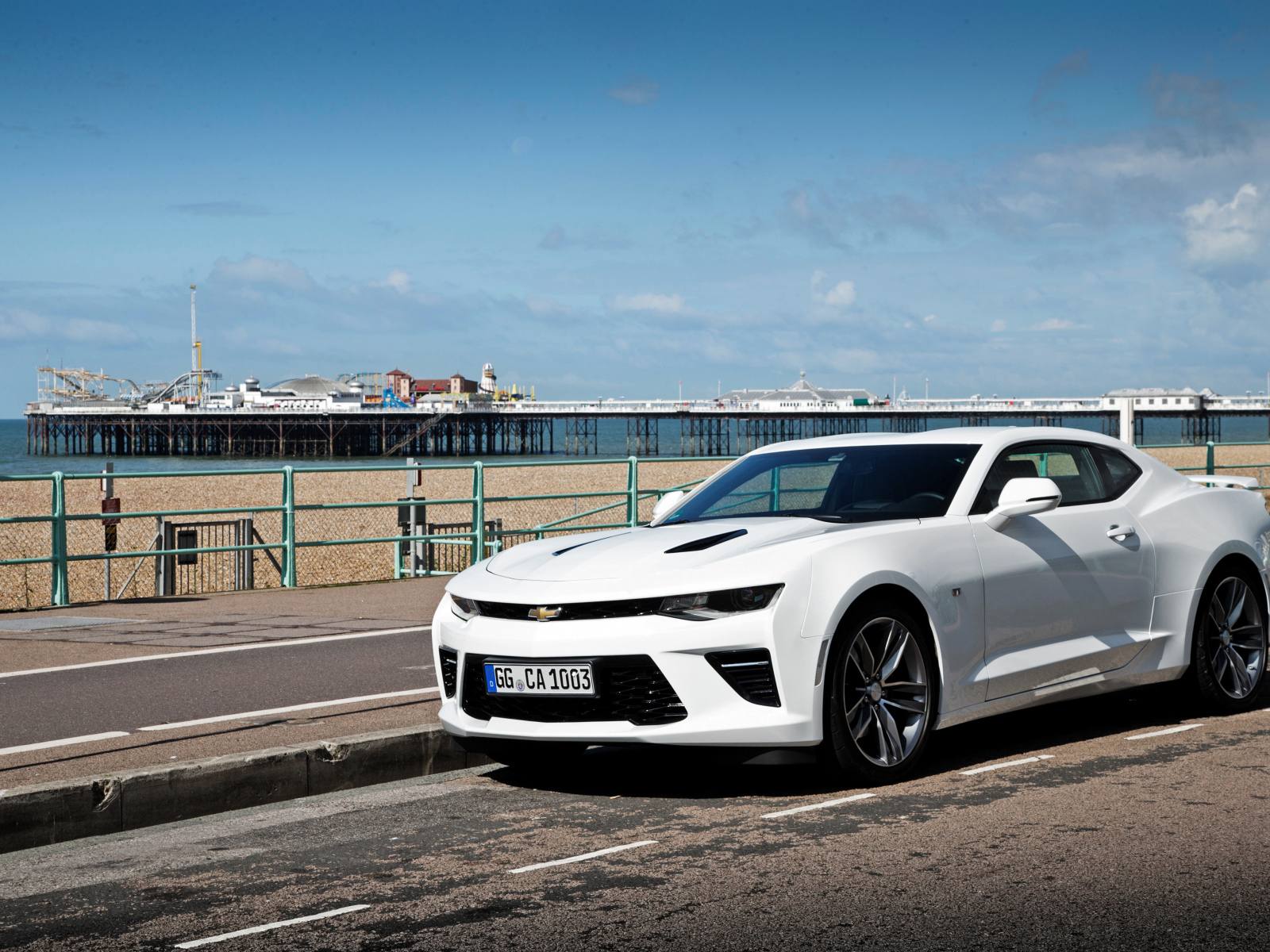 Белый автомобиль Chevrolet Camaro на дороге