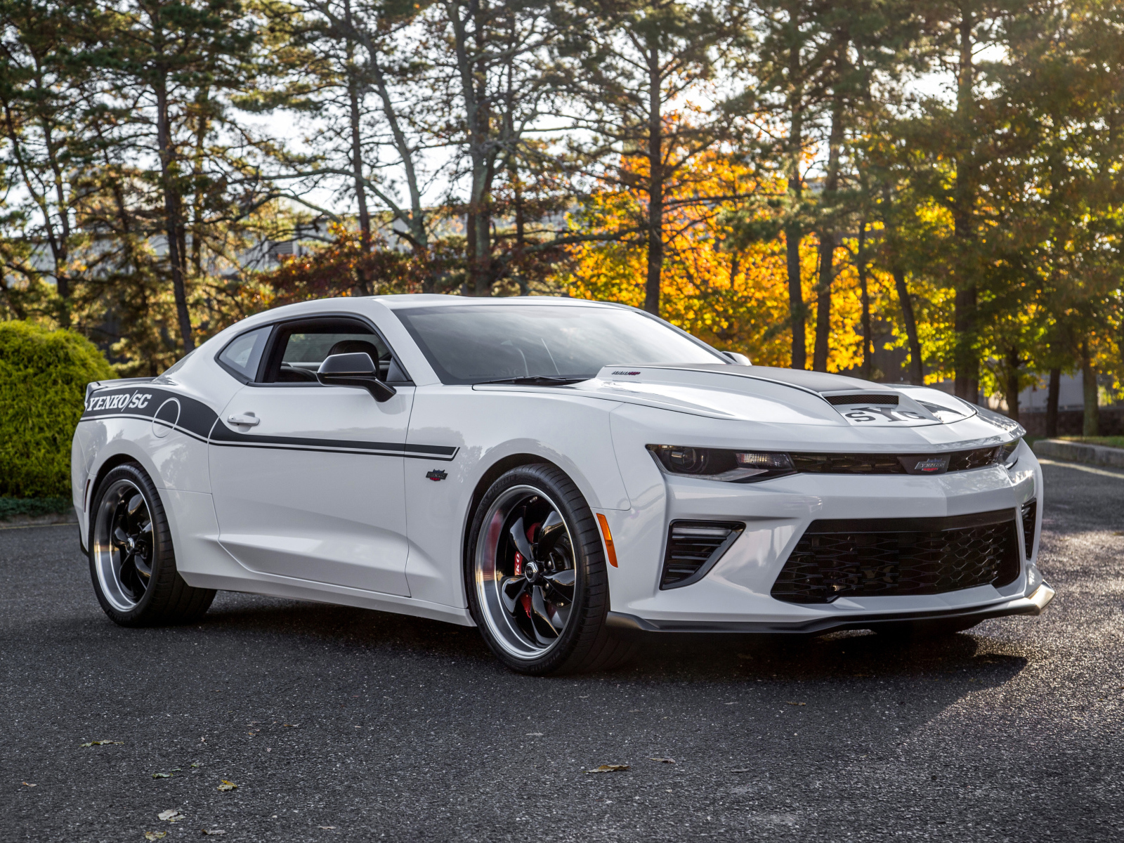 Белый быстрый автомобиль Chevrolet Camaro, 2018 года