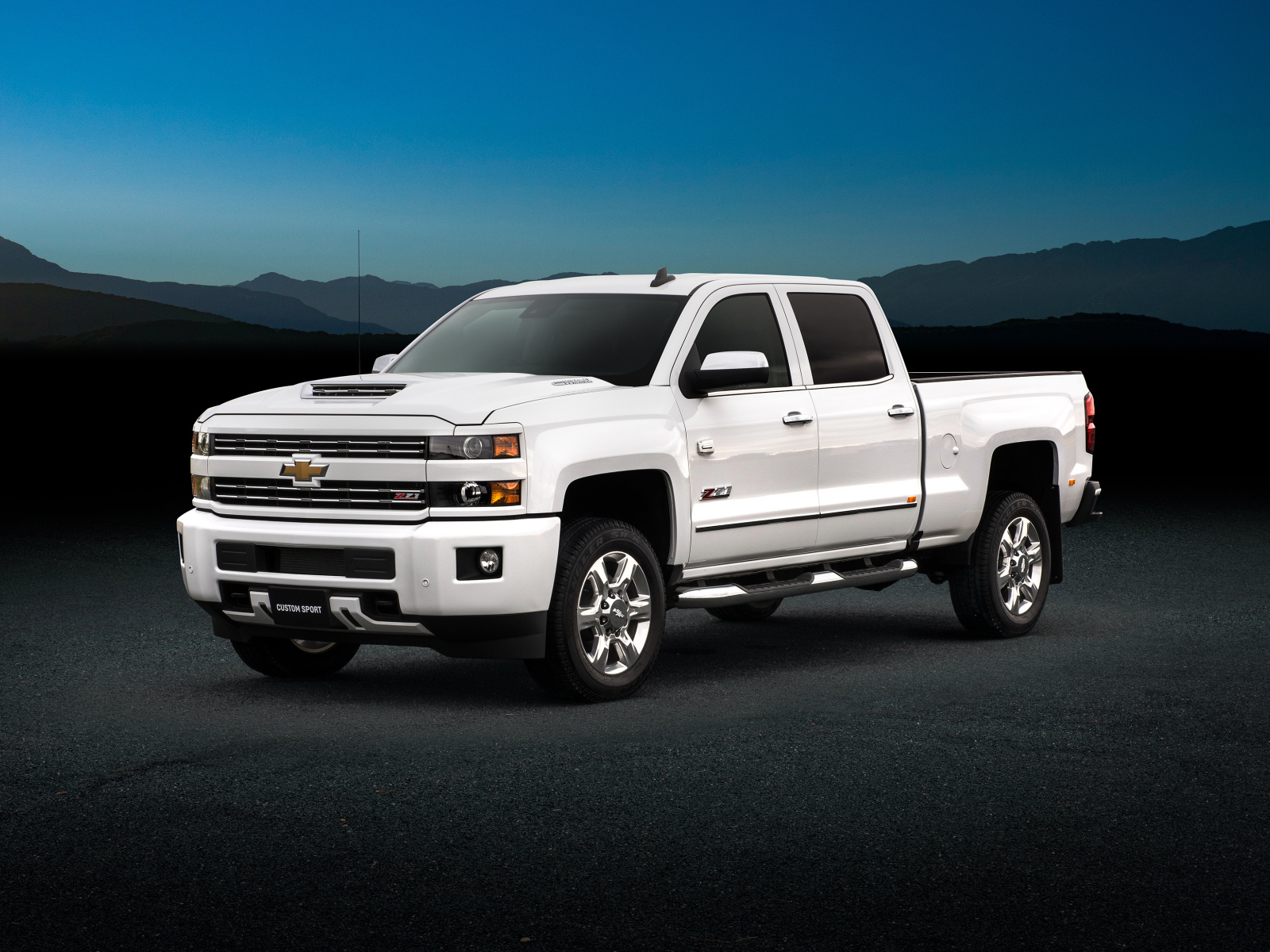 Белый пикап Chevrolet Silverado 2500, 2018 года