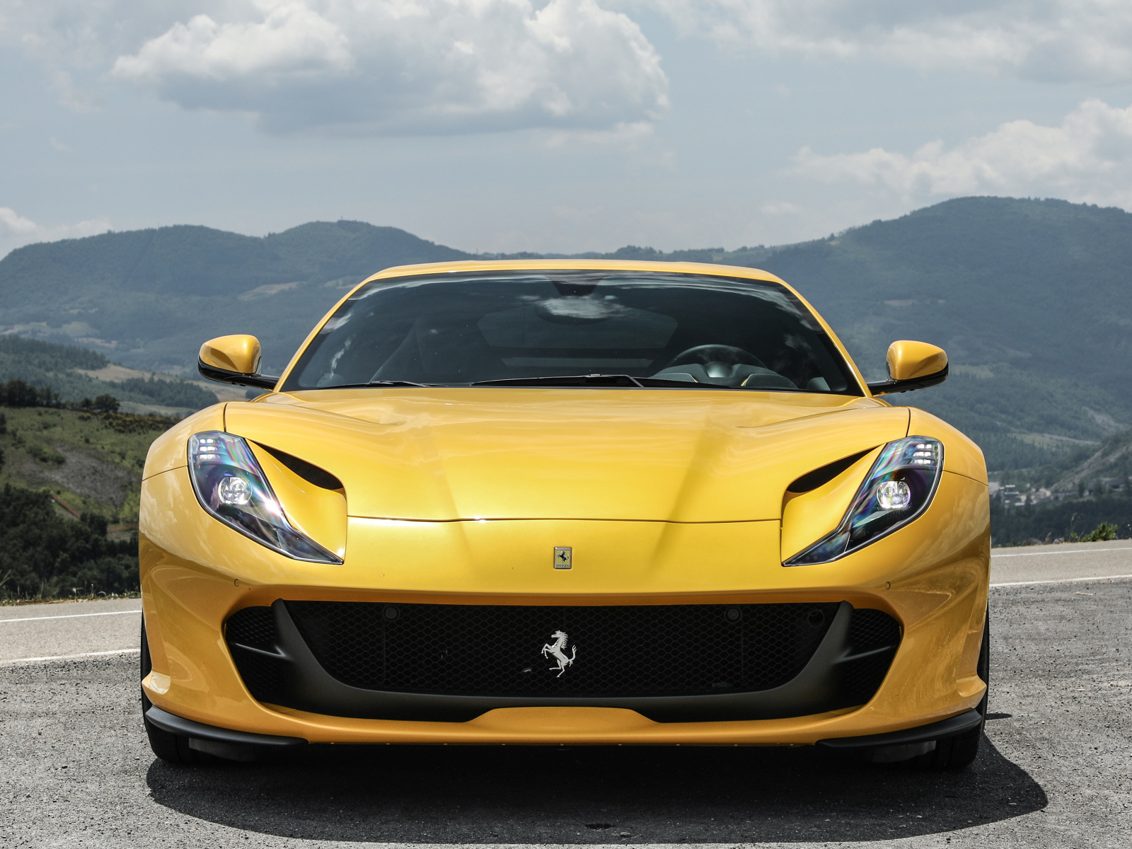Желтый дорогой автомобиль Ferrari 812 Superfast 2018