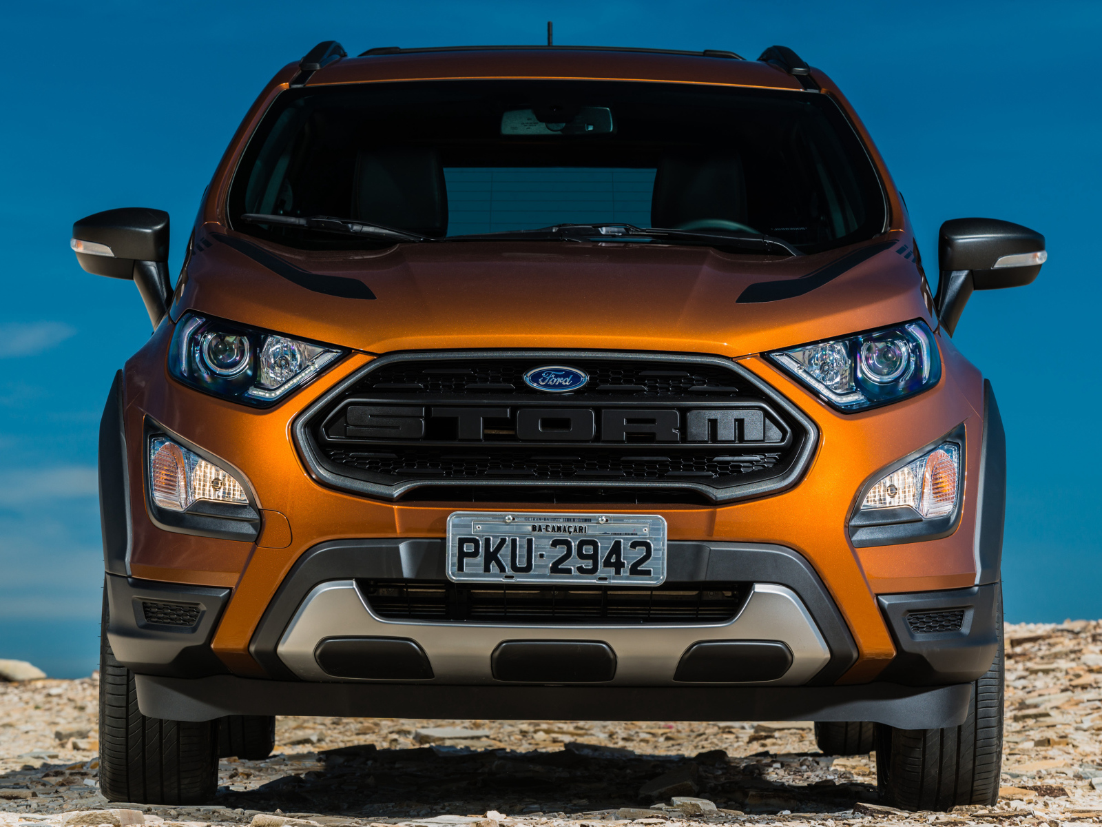 Оранжевый автомобиль Ford EcoSport, 2018 вид спереди