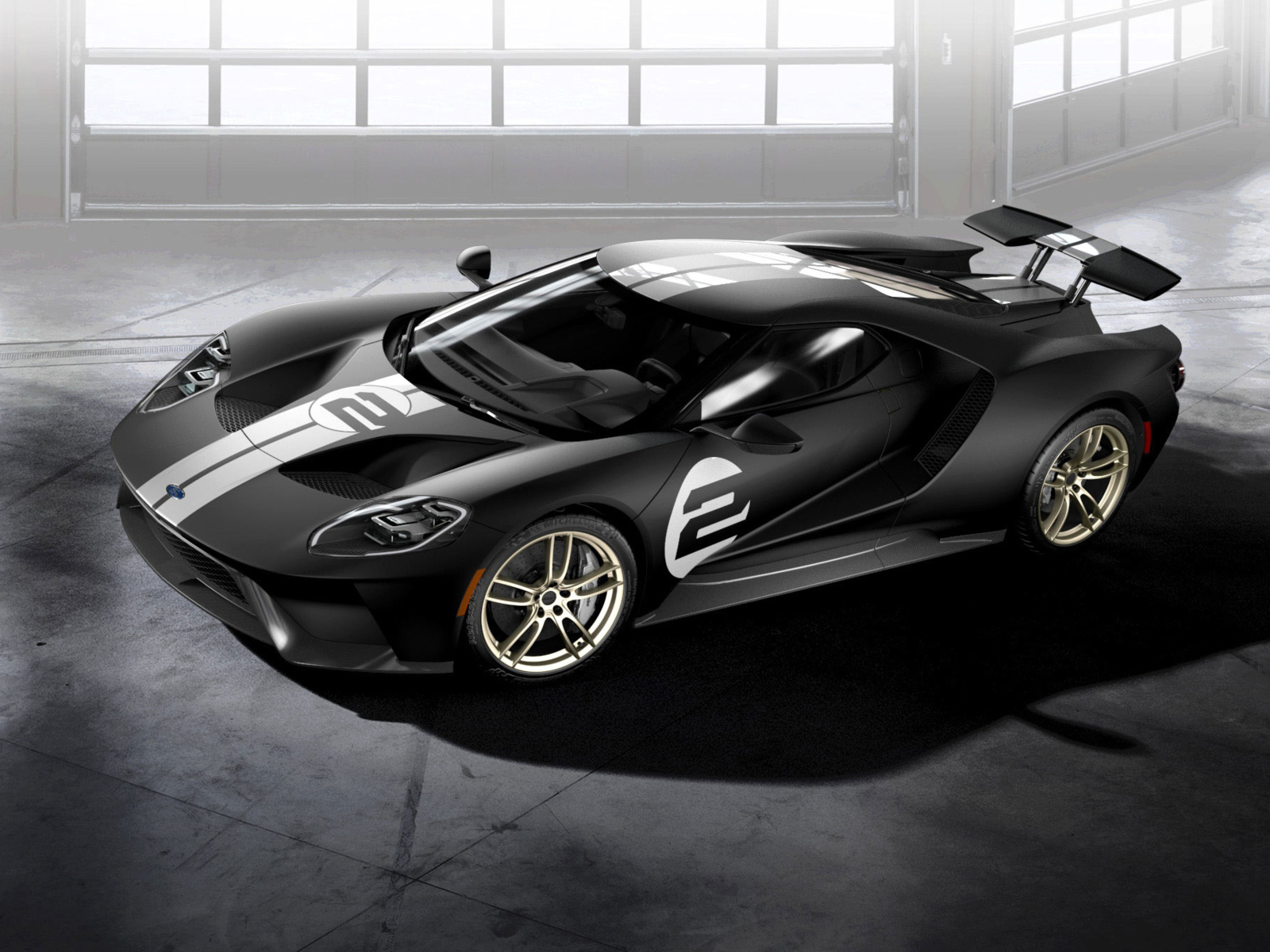 Серебристый спортивный автомобиль Ford GT 66 Heritage