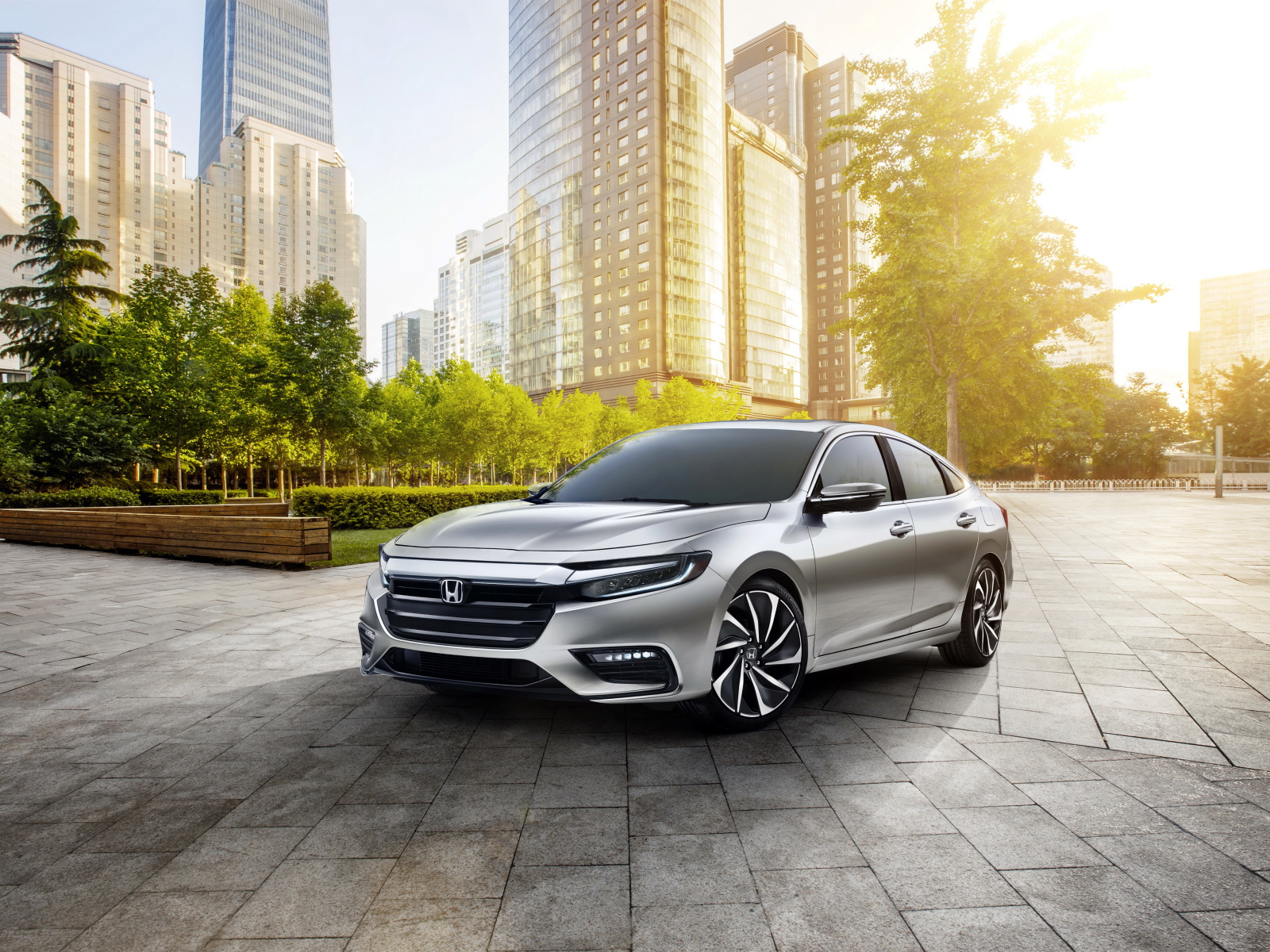 Серебристый автомобиль Honda Insight Prototype, 2019 на фоне небоскребов