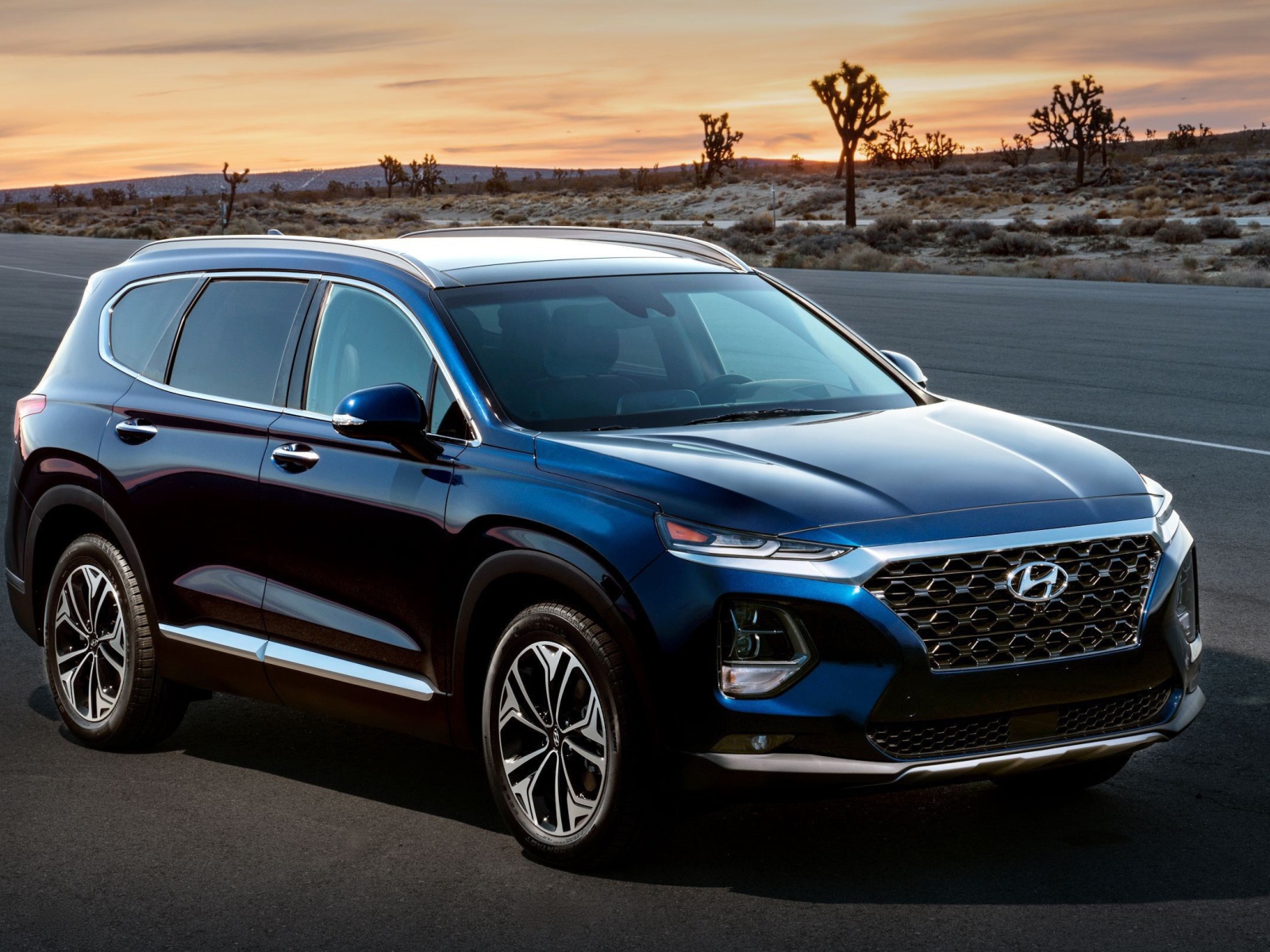 Черный внедорожник Hyundai Santa Fe 2019
