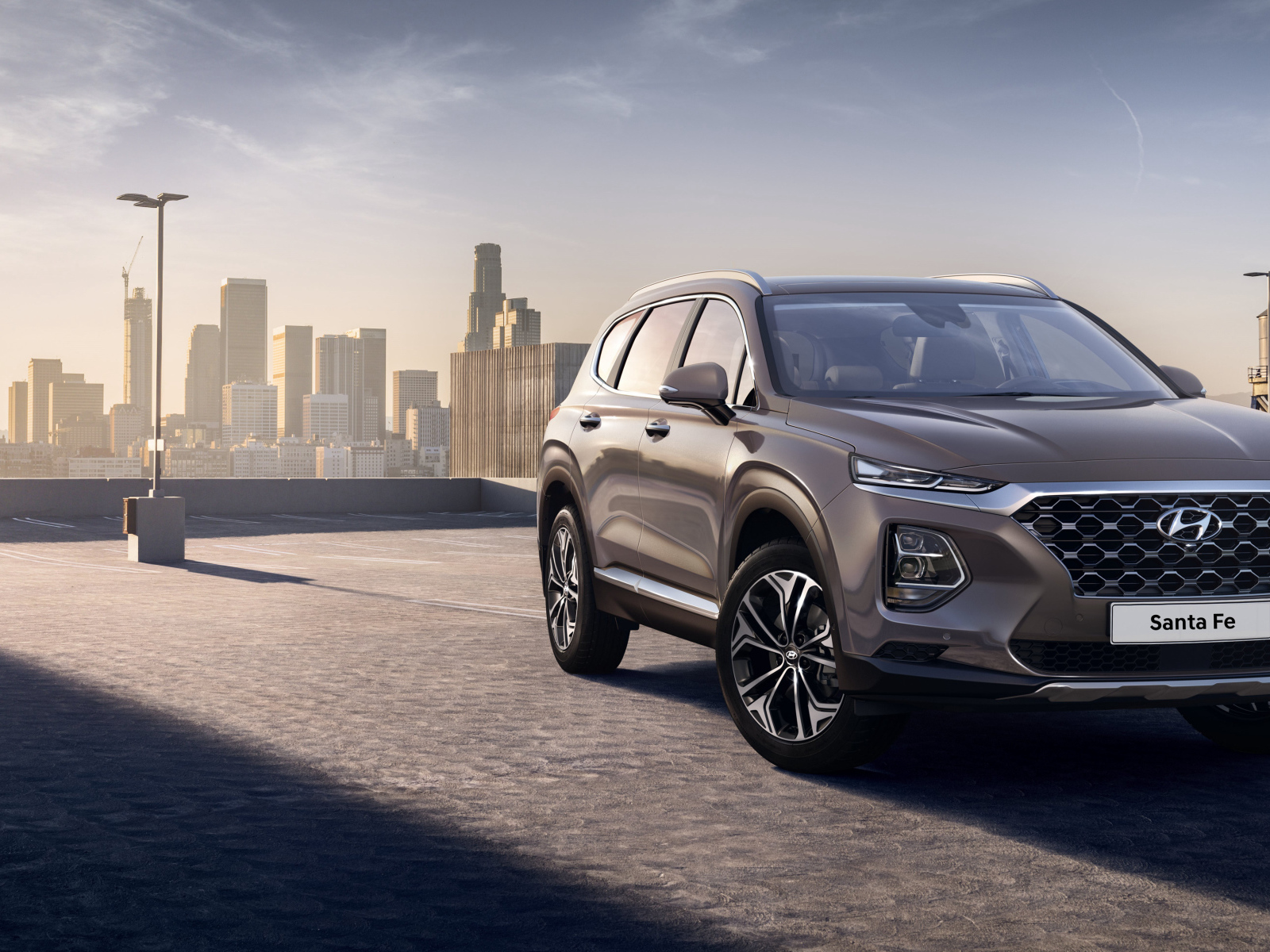Новый внедорожник Hyundai Santa Fe, 2019 на фоне города