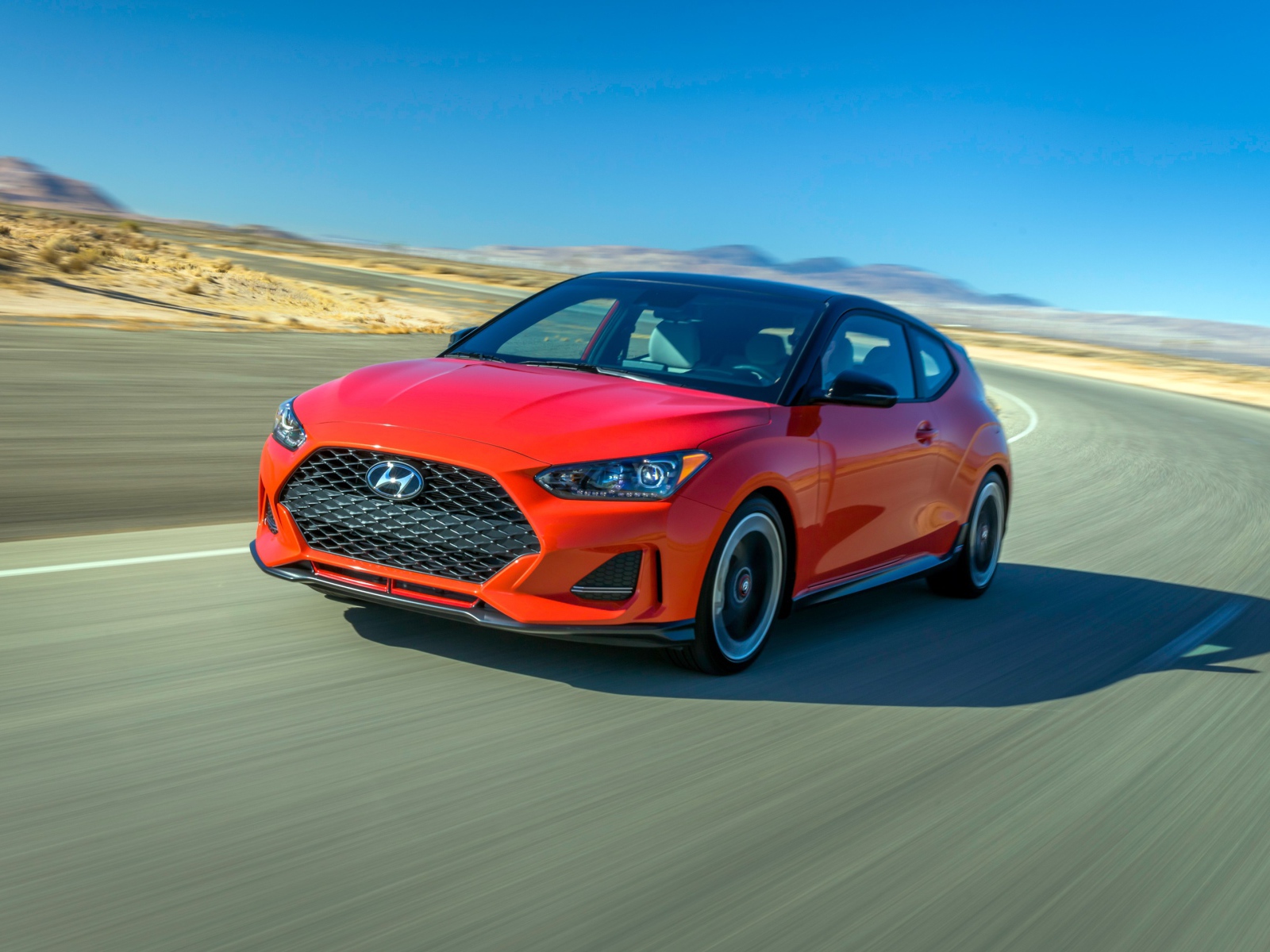 Красный автомобиль Hyundai Veloster Turbo, 2019 на трассе