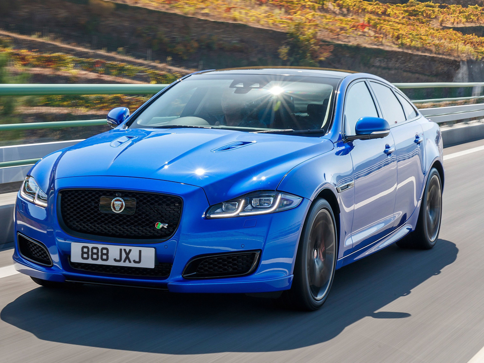 Синий автомобиль Jaguar XJR575, 2017 года