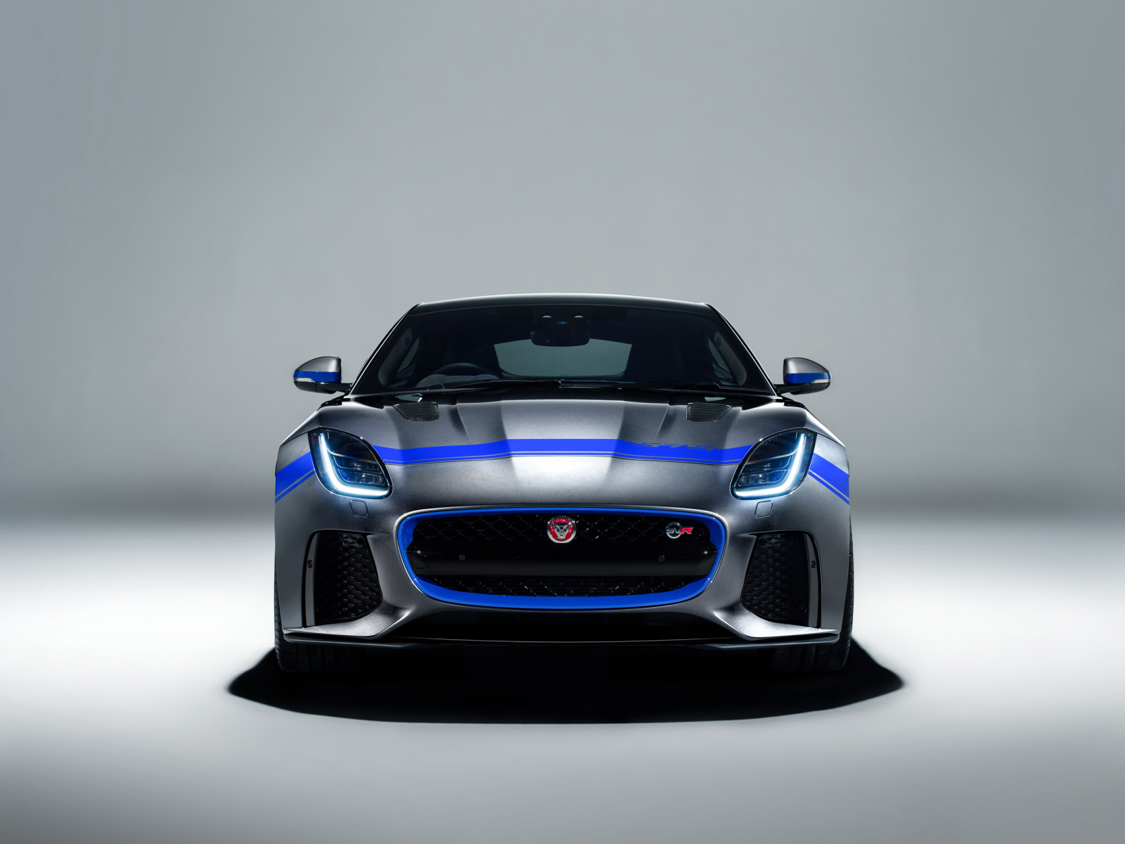 Автомобиль Jaguar F Type SVR Graphic Pack Coupe 2018 года вид спереди