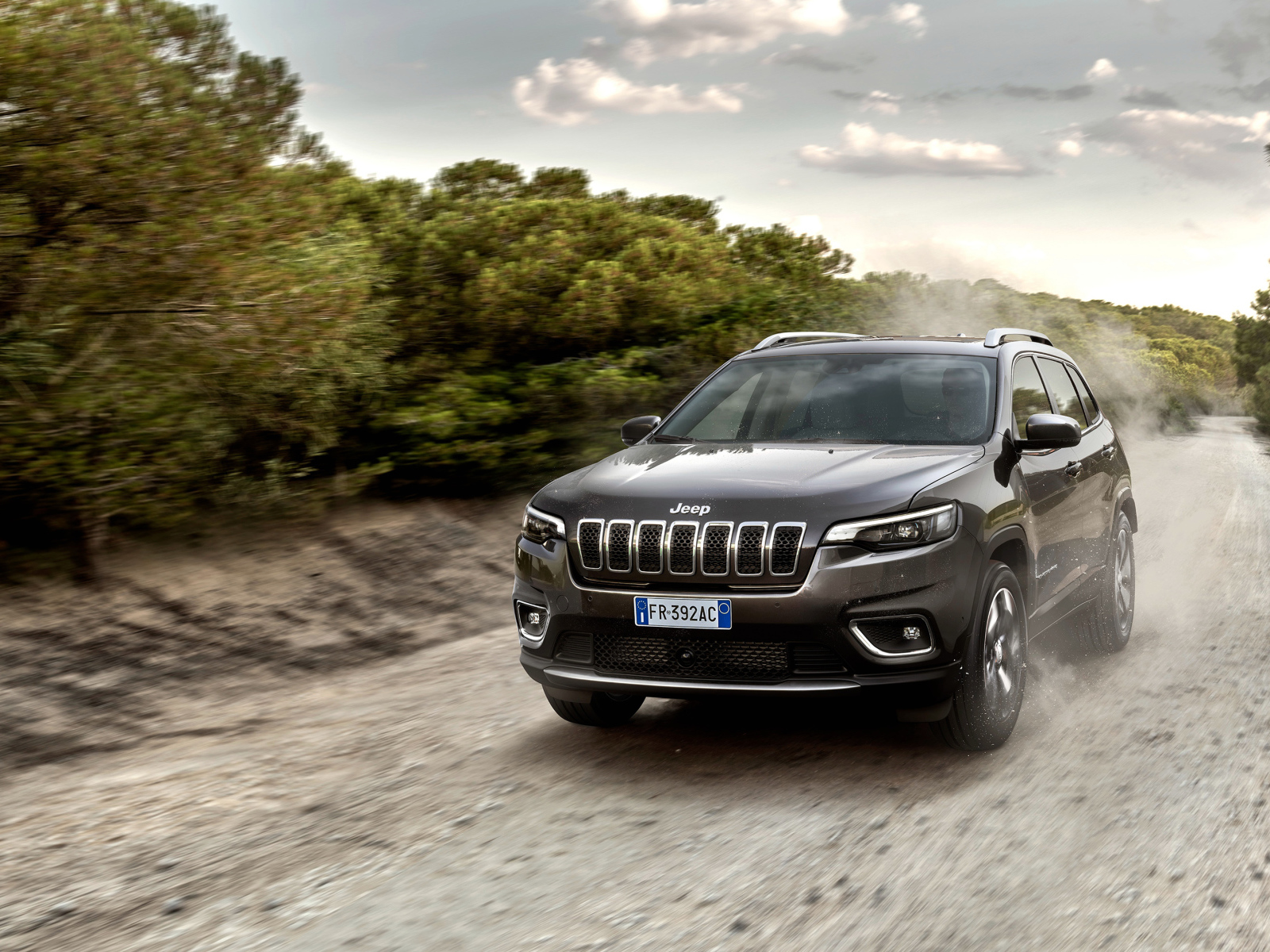 Черный внедорожник Jeep Cherokee Limited 2018 года