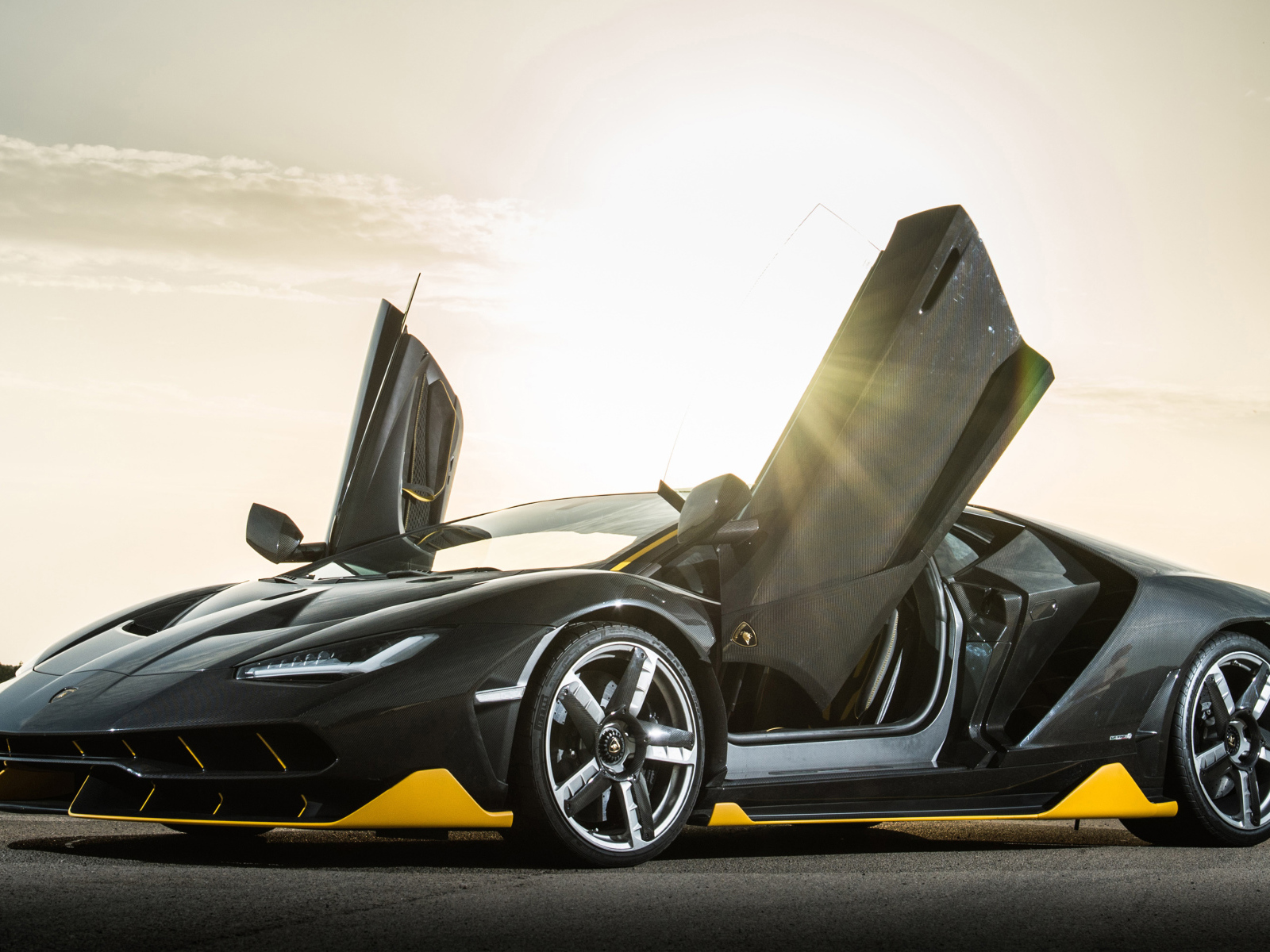 Спортивный автомобиль Lamborghini Centenario, 2019 года с открытыми дверями