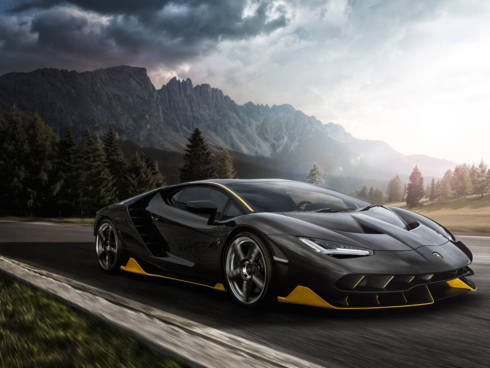 Черный спортивный автомобиль Lamborghini Centenario, 2018 года на трассе