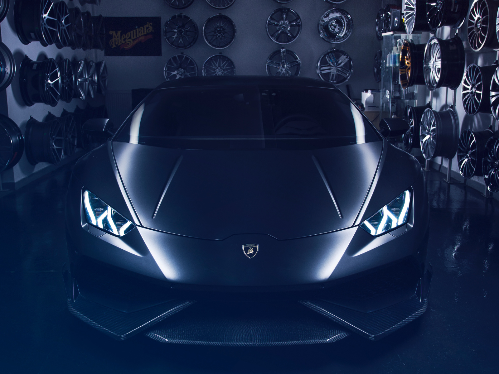 Дорогой быстрый автомобиль Lamborghini Huracan 1