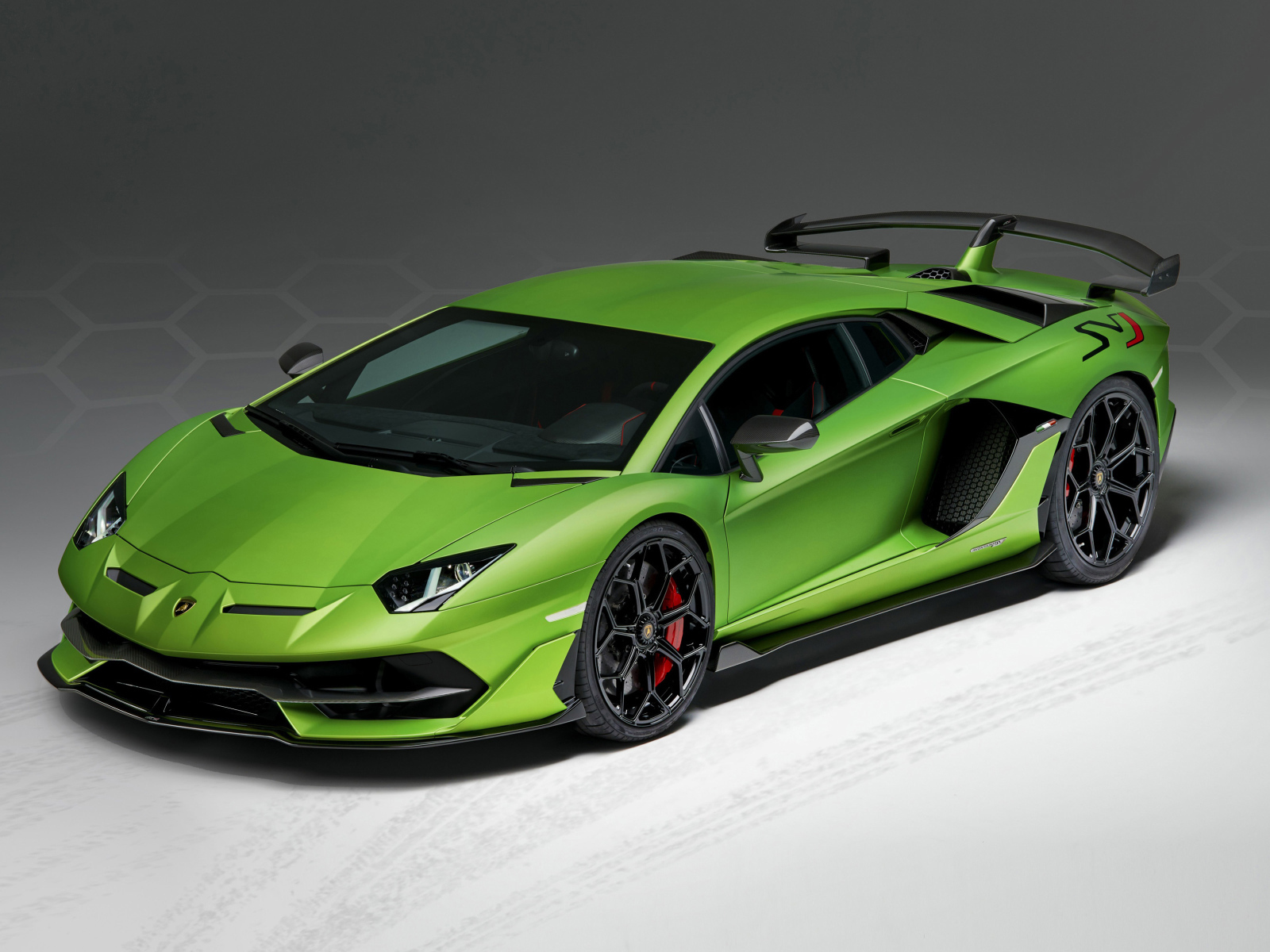 Зеленый автомобиль Lamborghini Aventador SVJ, 2019 года на сером фоне