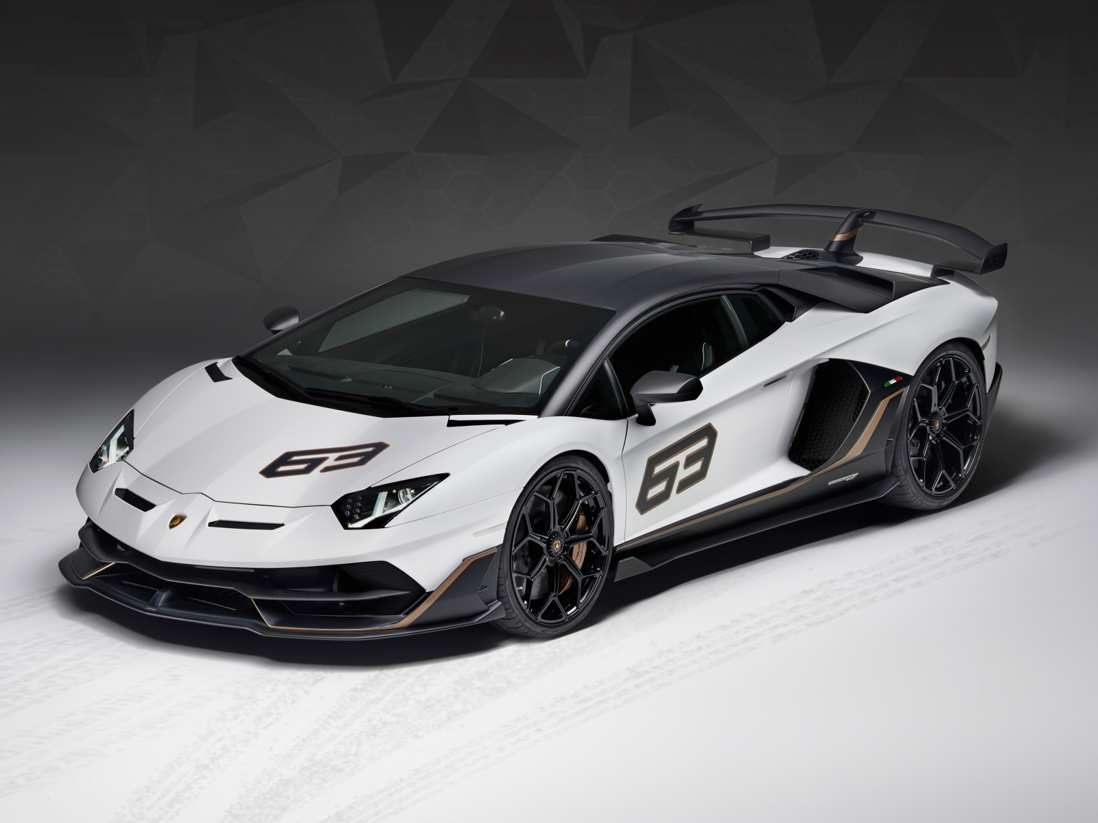 Спортивный автомобиль Lamborghini Aventador SVJ 63, 2018 на сером фоне