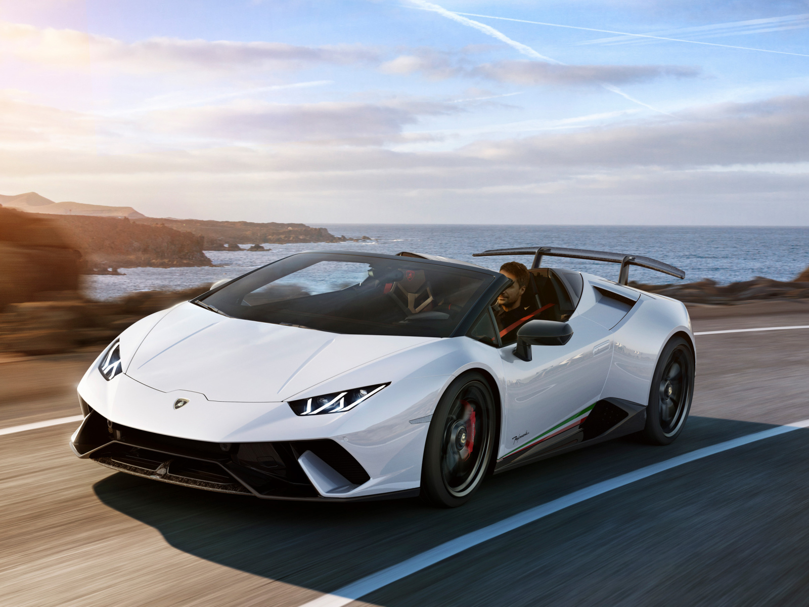 Белый кабриолет Lamborghini Huracan Performante Spyder Front View 2018