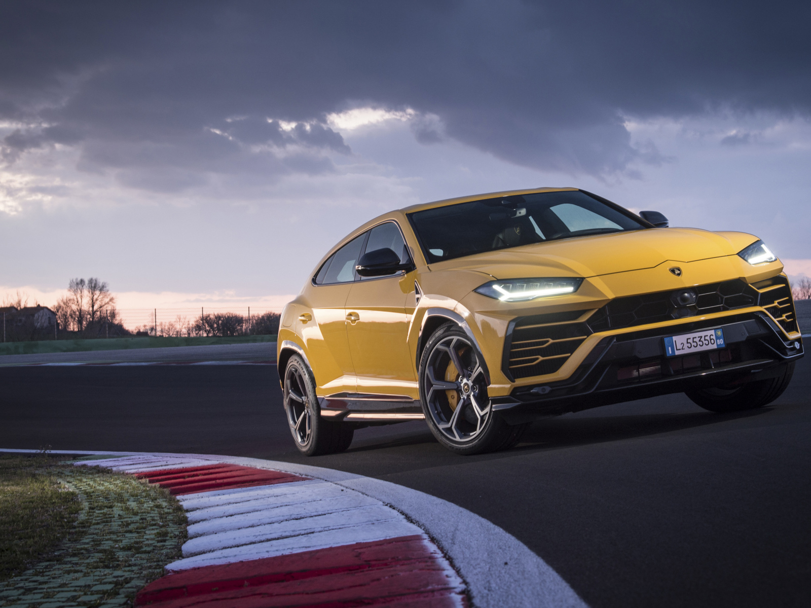 Желтый внедорожник Lamborghini Urus  едет по дороге