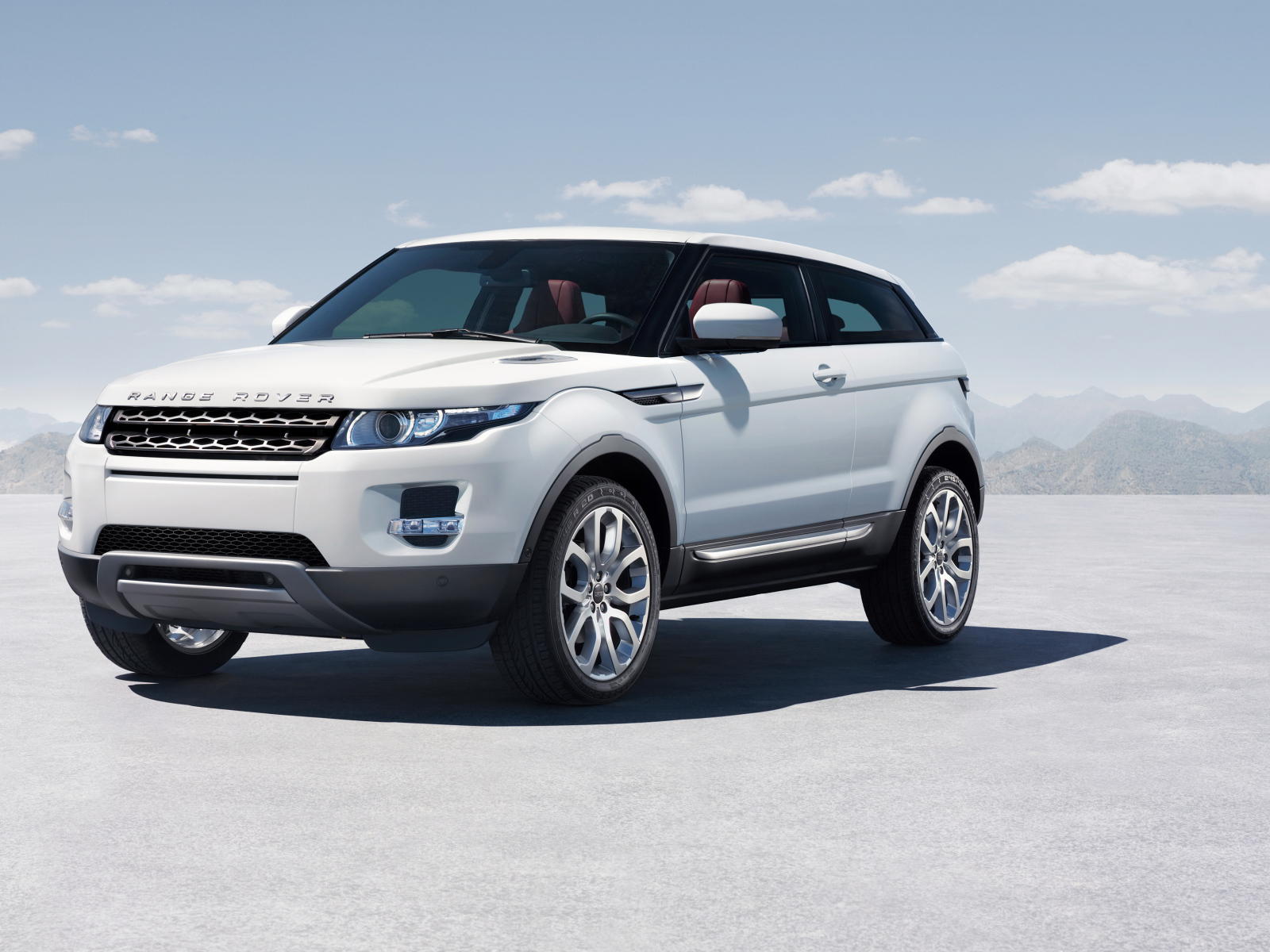 Красивый белый внедорожник  Range Rover Evoque