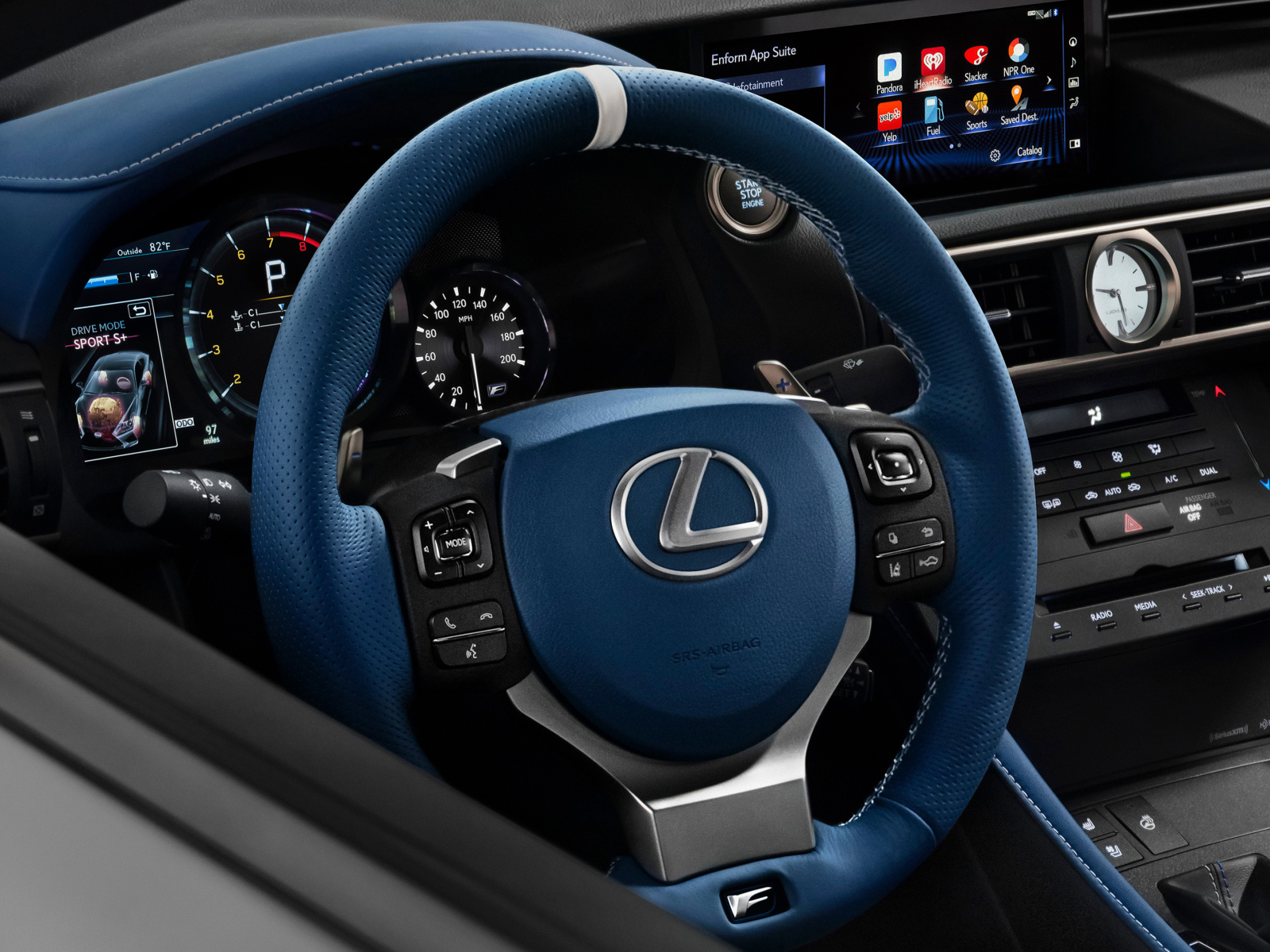 Кожаный руль и приборная панель автомобиля Lexus RC F, 2018