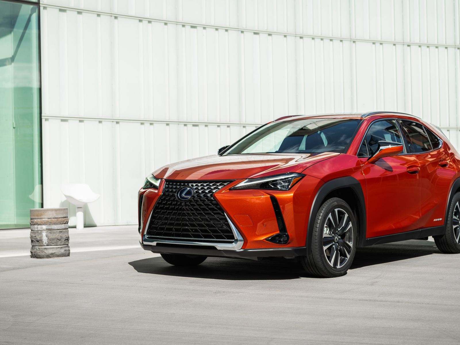 Красный автомобиль Lexus UX 250h, 2019 года
