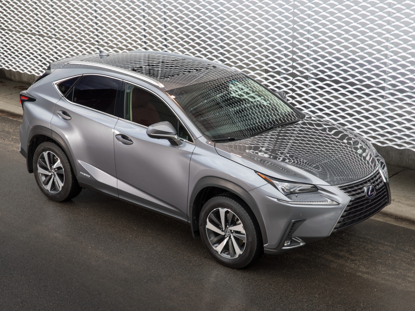 Серебристый автомобиль внедорожник  Lexus NX