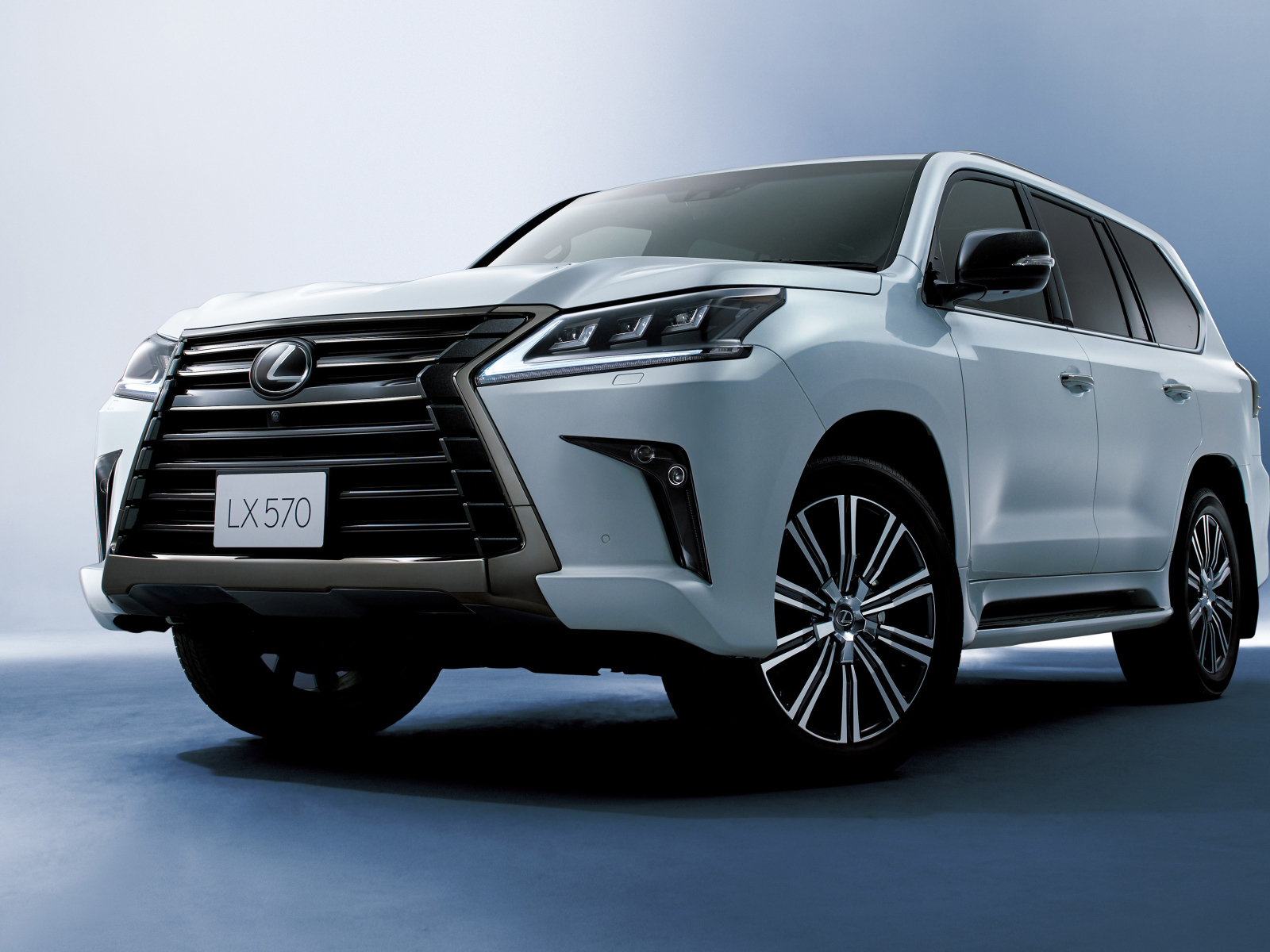 Белый внедорожник Lexus LX570, 2018 года на сером фоне