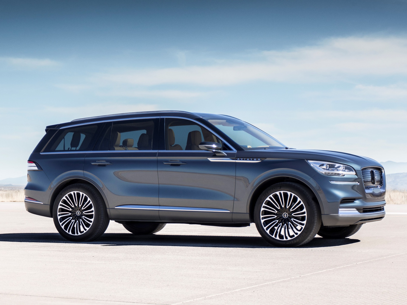 Серебристый внедорожник Lincoln Aviator, 2019
