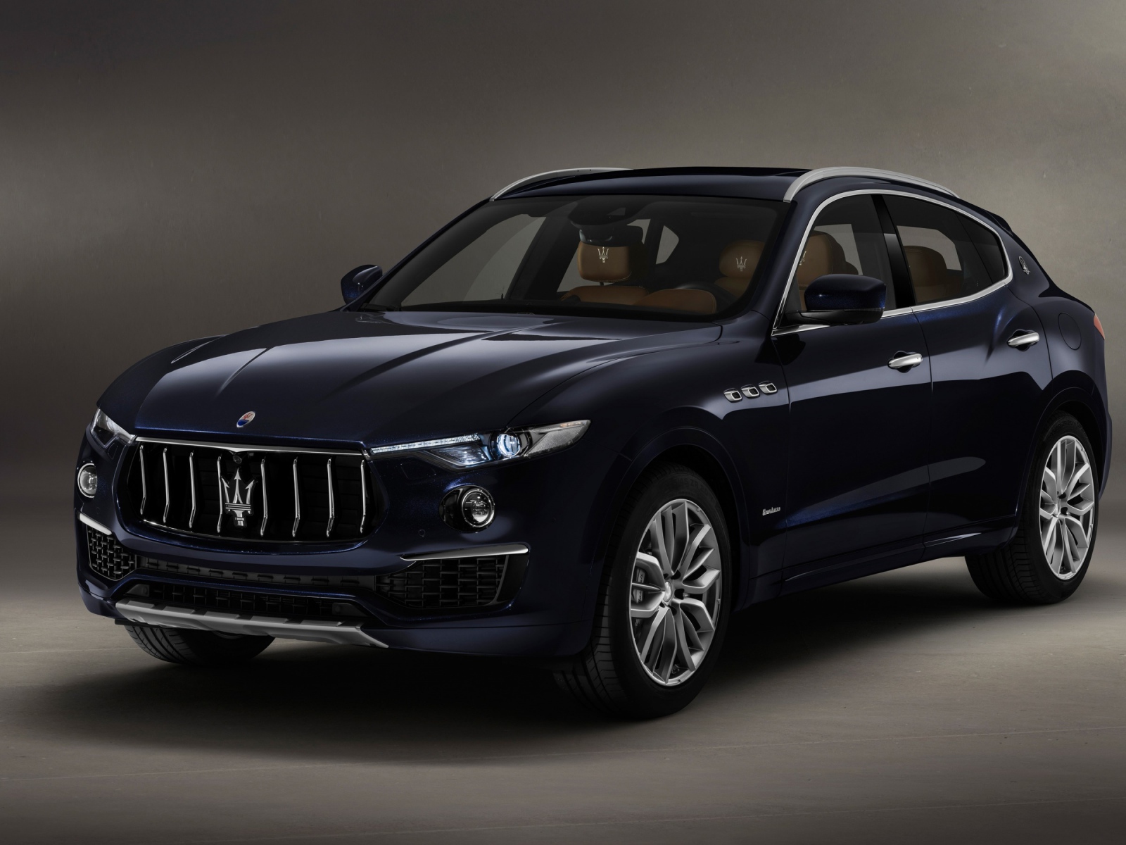 Автомобиль Maserati Levante  2018 года на сером фоне