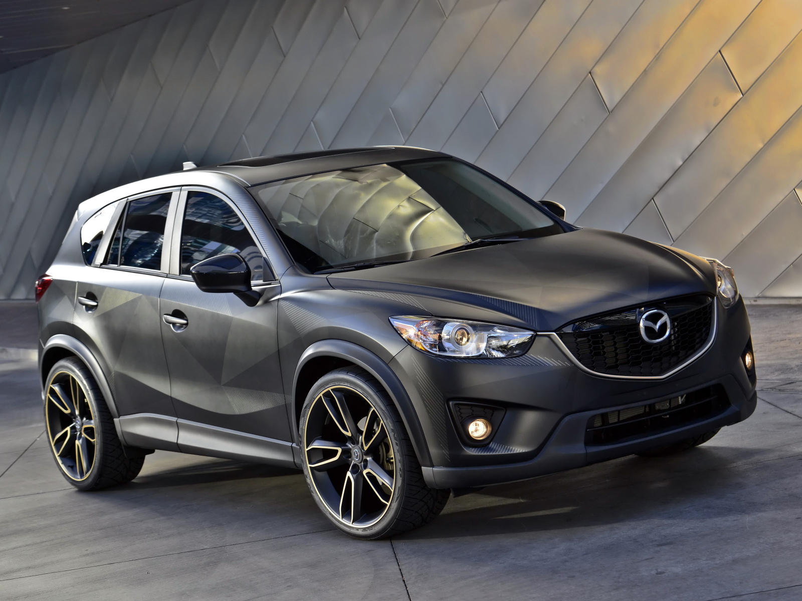 Стильный серебристый внедорожник Mazda CX-5