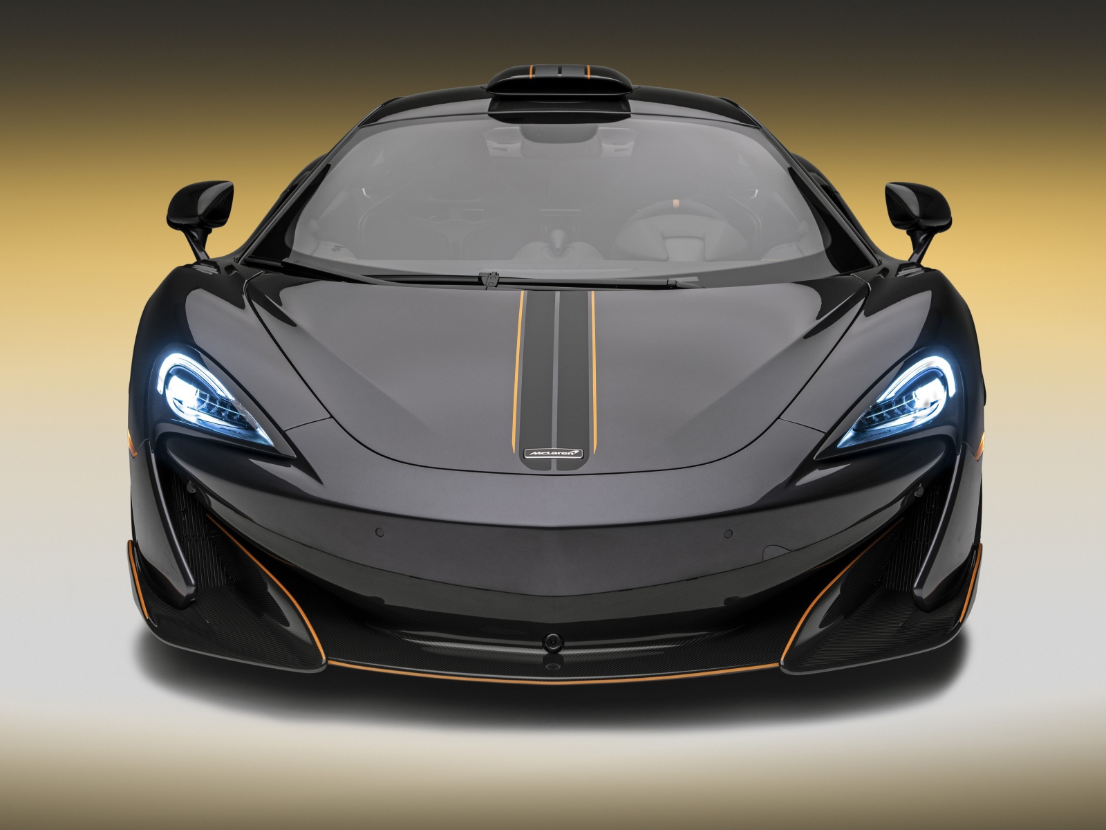 Черный суперкар McLaren 600LT, 2019 года вид спереди