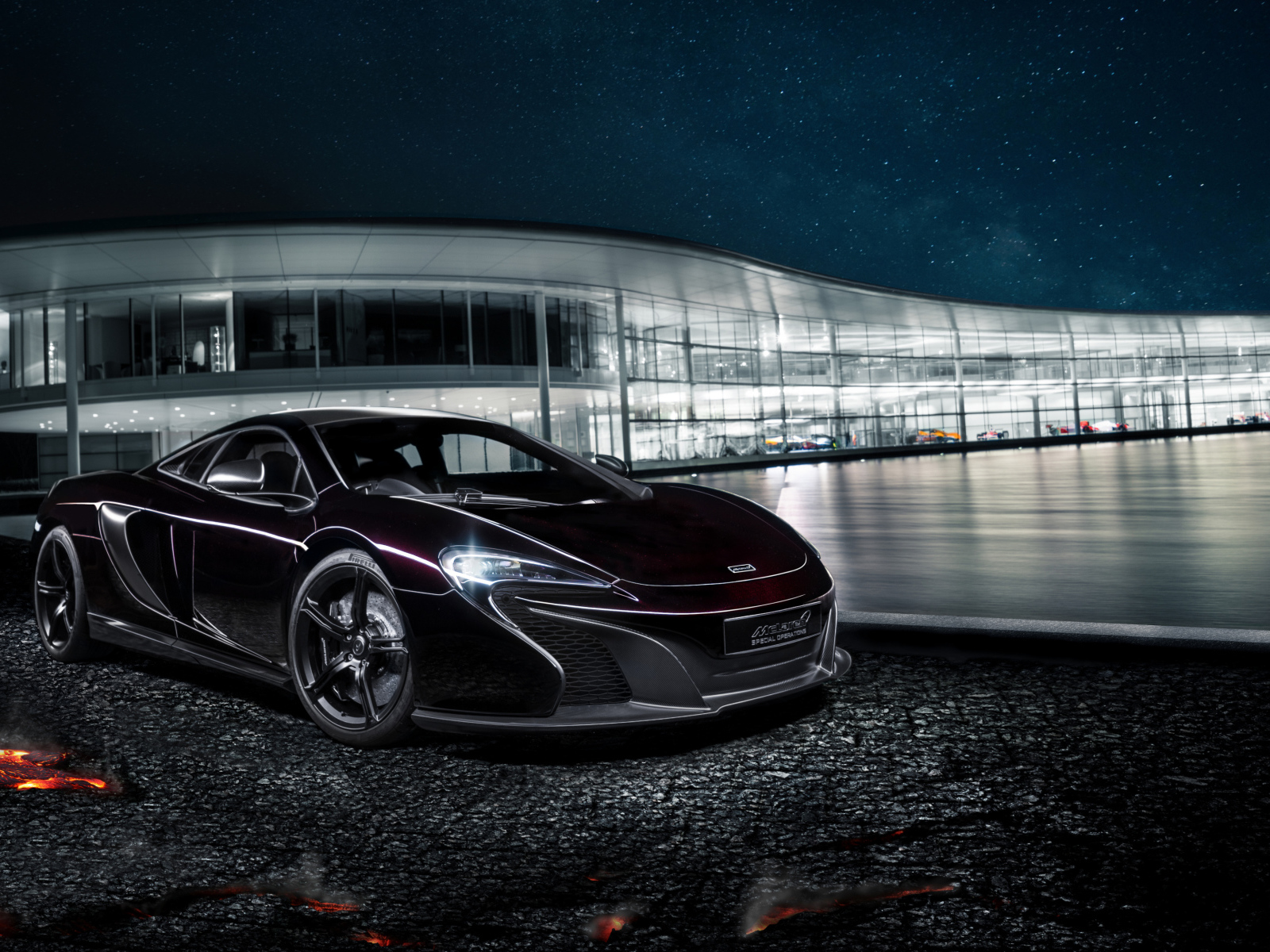 Автомобиль McLaren MSO 650S на фоне стеклянного автосалона