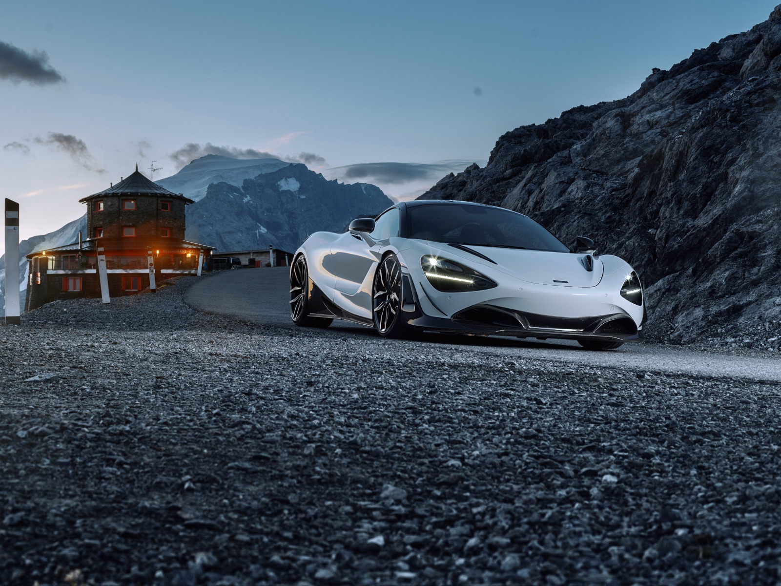 Спортивный автомобиль  McLaren 720S на горной дороге