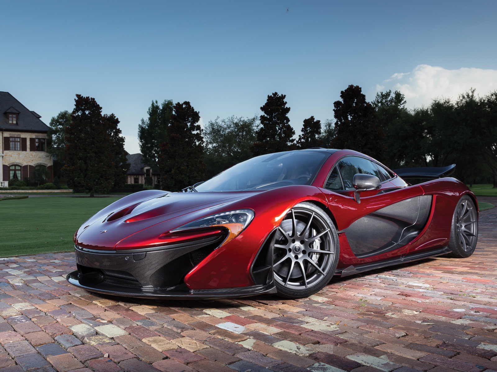 Красный спортивный автомобиль McLaren P1, 2018