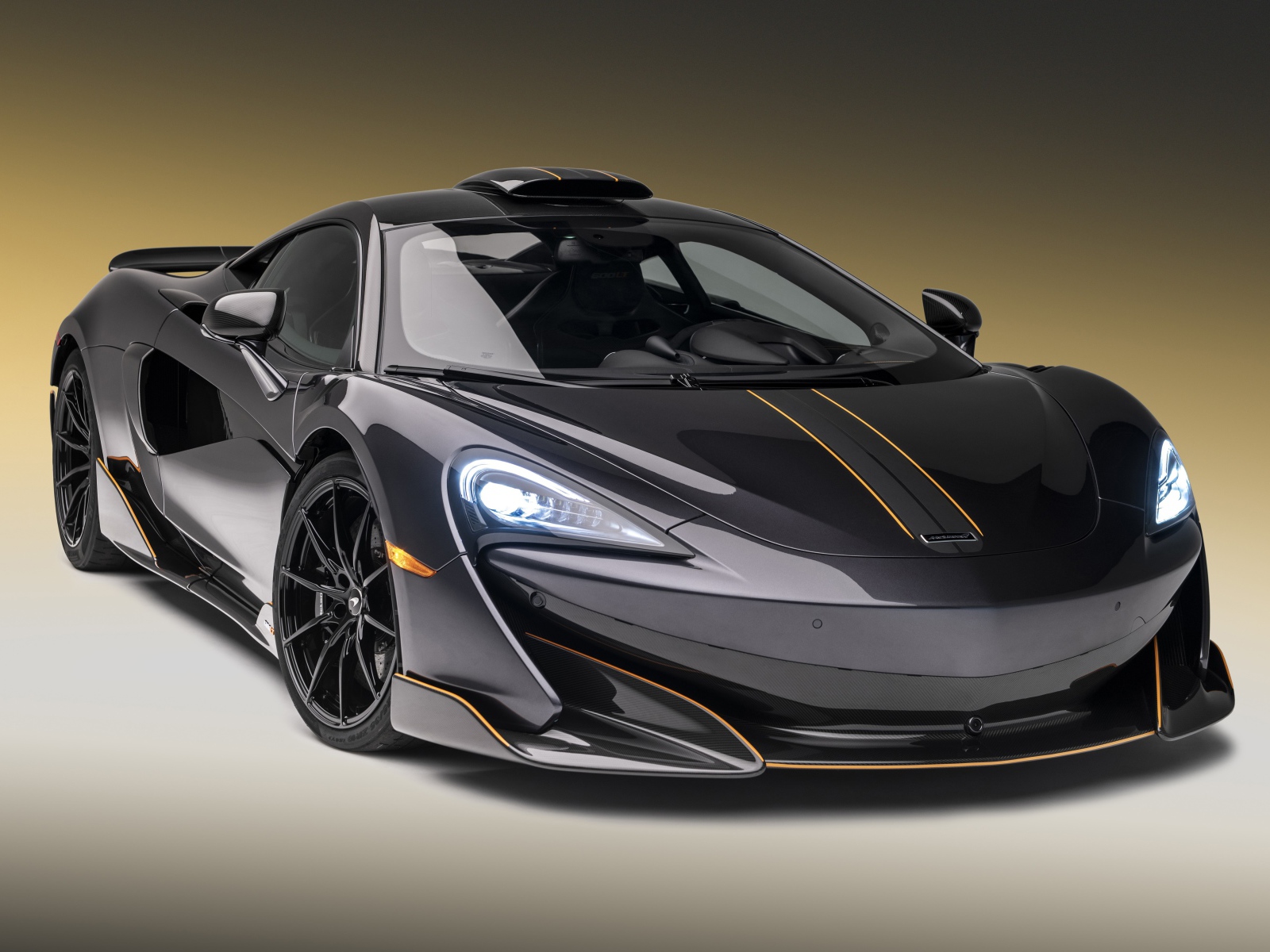 Серебристый спорткар McLaren 600LT, 2019